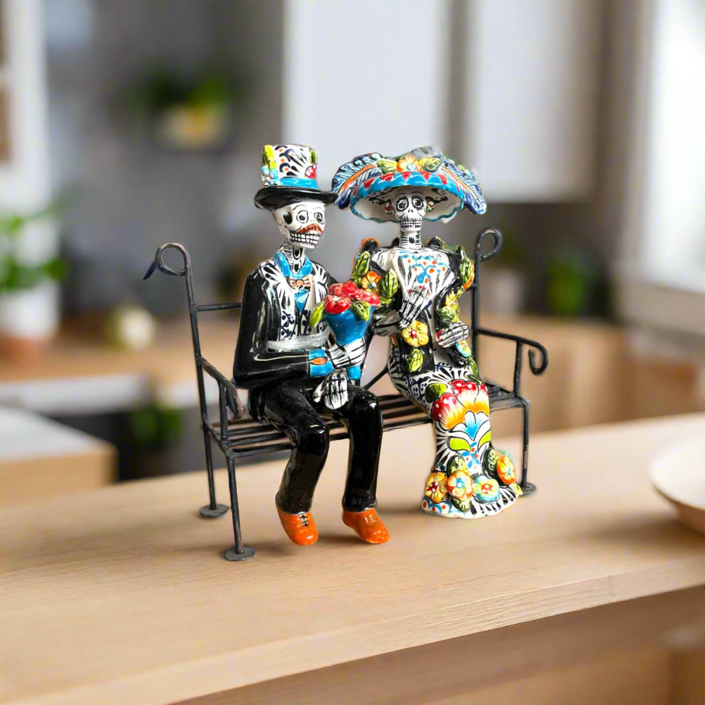 Pareja de esqueletos de Talavera en banco | Decoración mexicana del Día de Muertos
