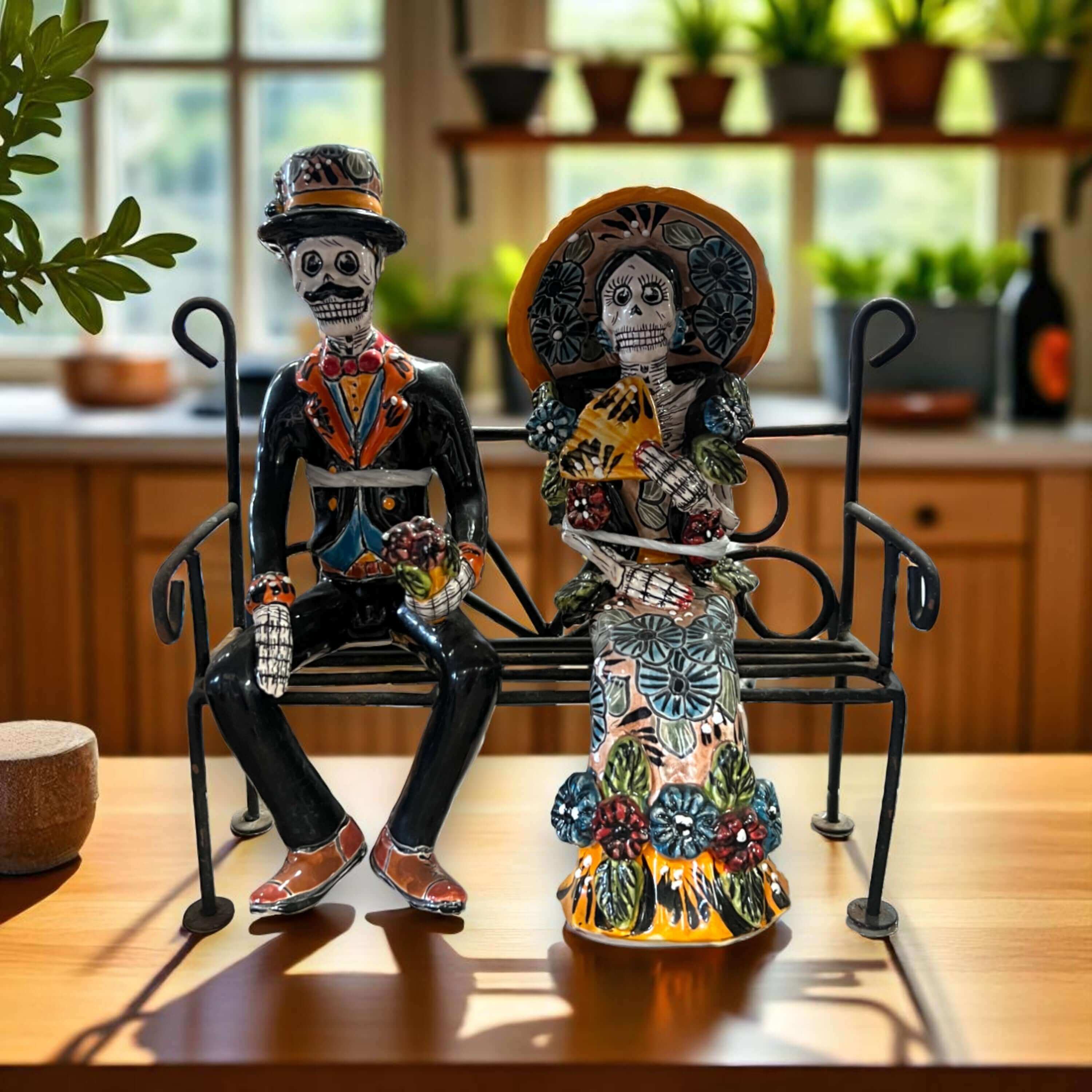 Pareja de esqueletos de Talavera en banco | Decoración mexicana del Día de Muertos