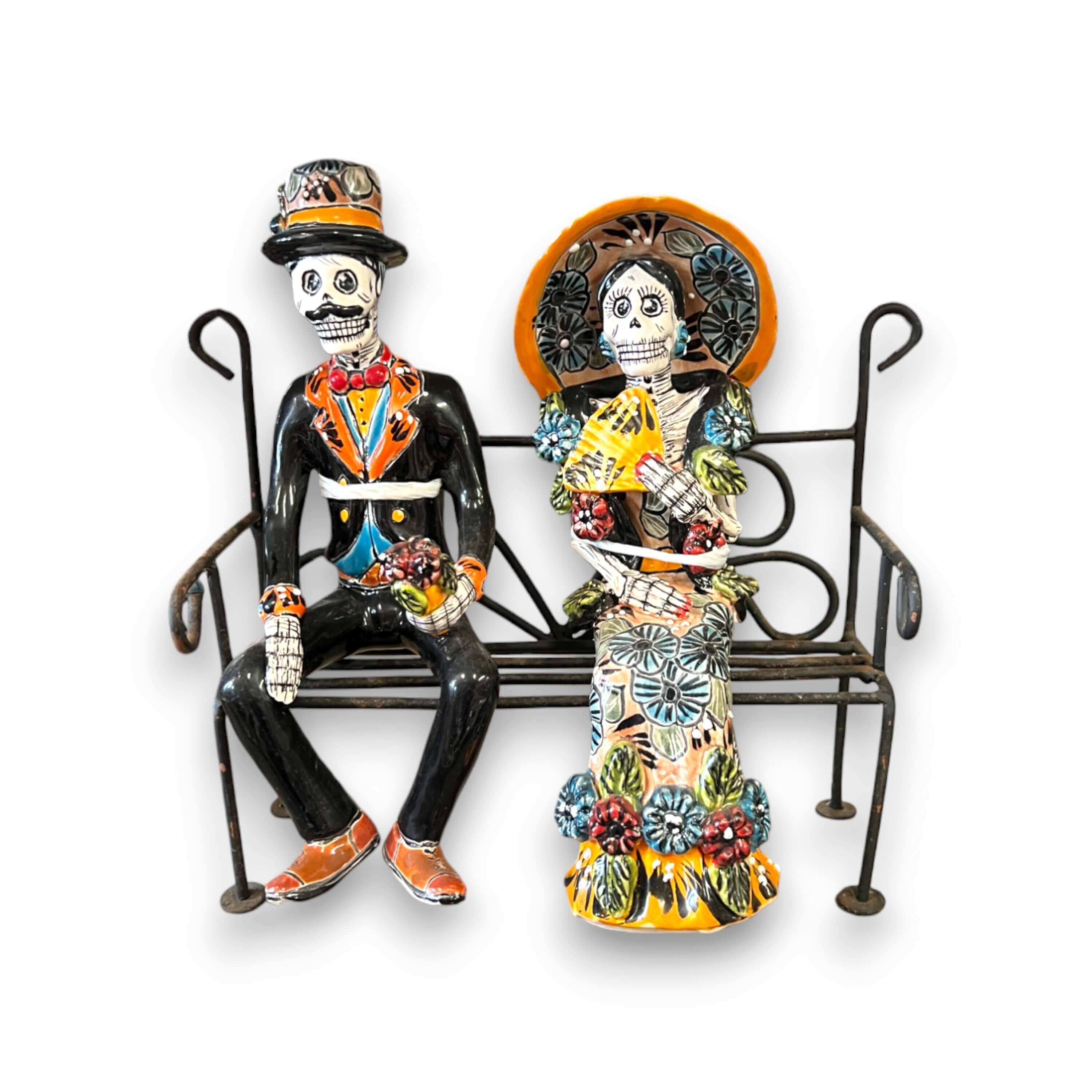 Pareja de esqueletos de Talavera en banco | Decoración mexicana del Día de Muertos