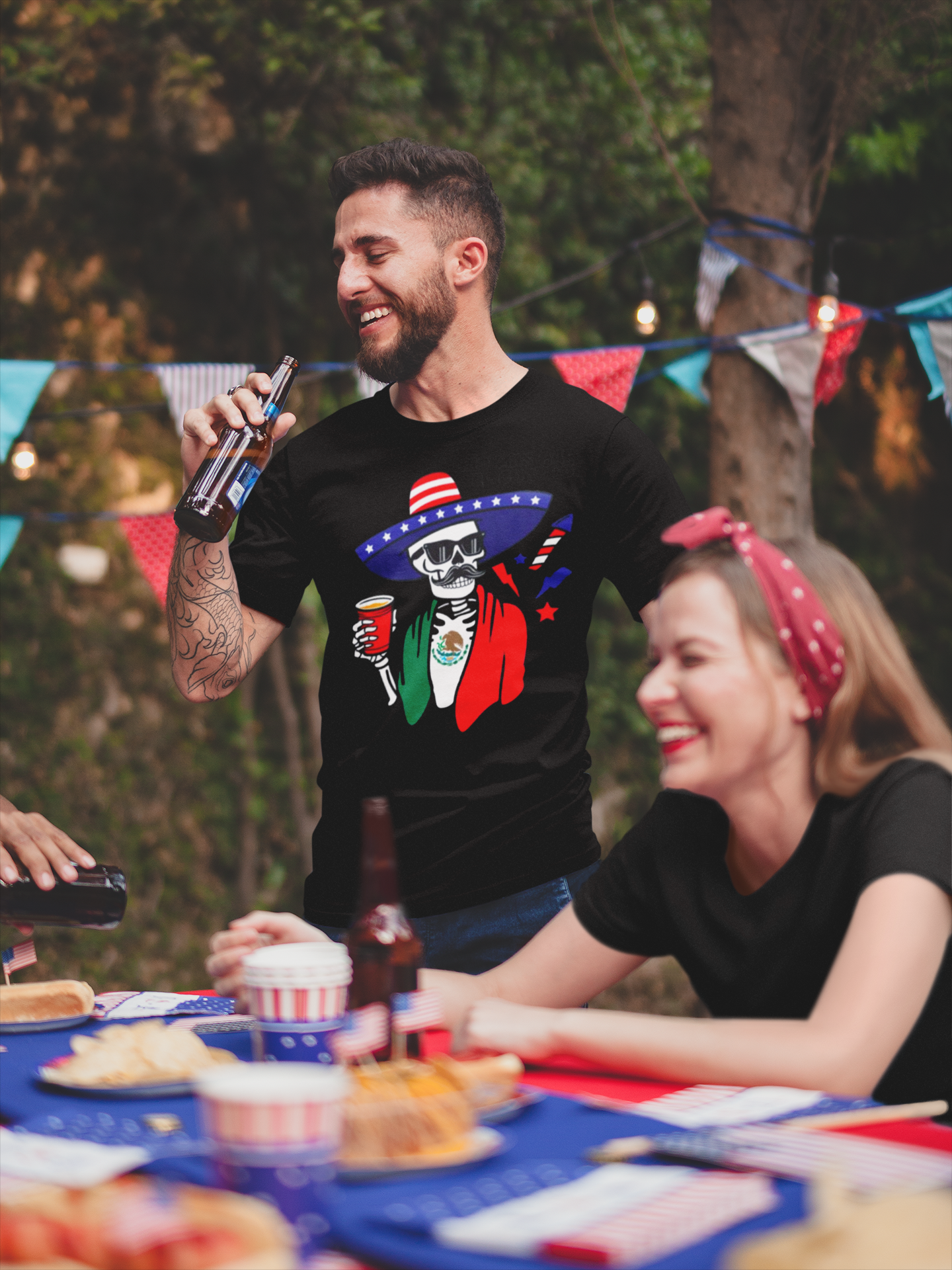 Fiesta Esqueleto México + EE. UU. Camiseta | Camisetas latinas divertidas virales mexicanas + americanas | Unisex - 3 colores | Halloween