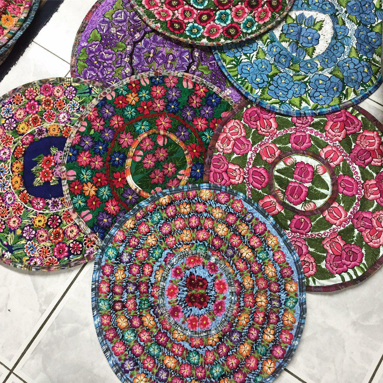 Funda de almohada redonda bohemia única de huipil floral con luna reciclada - Guatemala