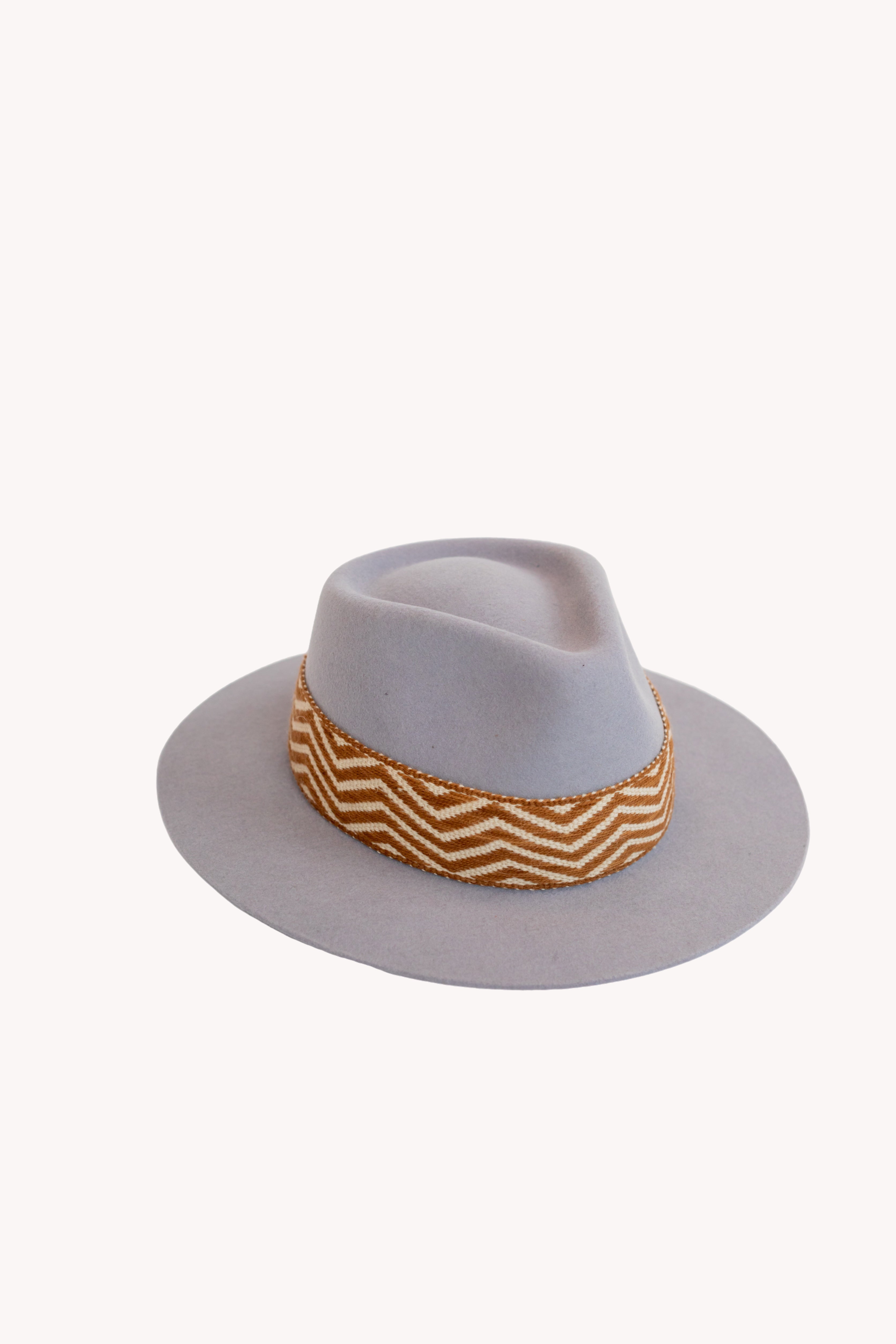 Sombrero fedora lavanda nebuloso
