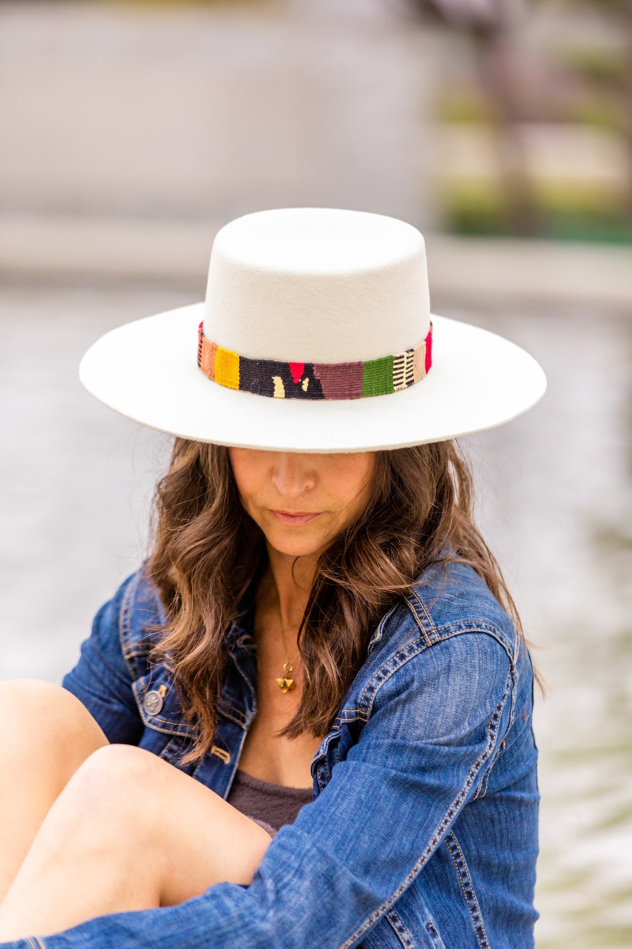 Sombrero español blanco moteado