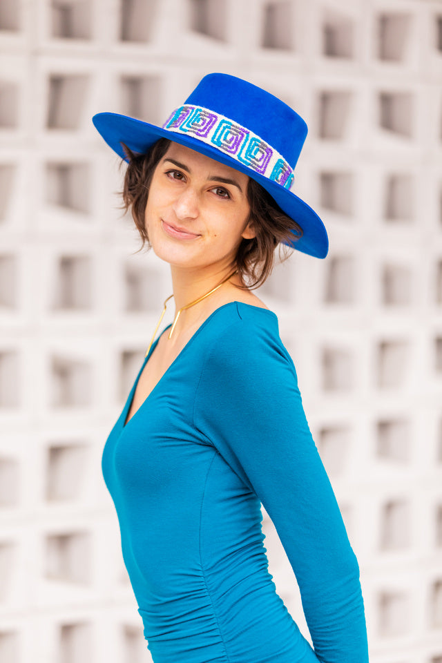 Sombrero de cubo azul eléctrico