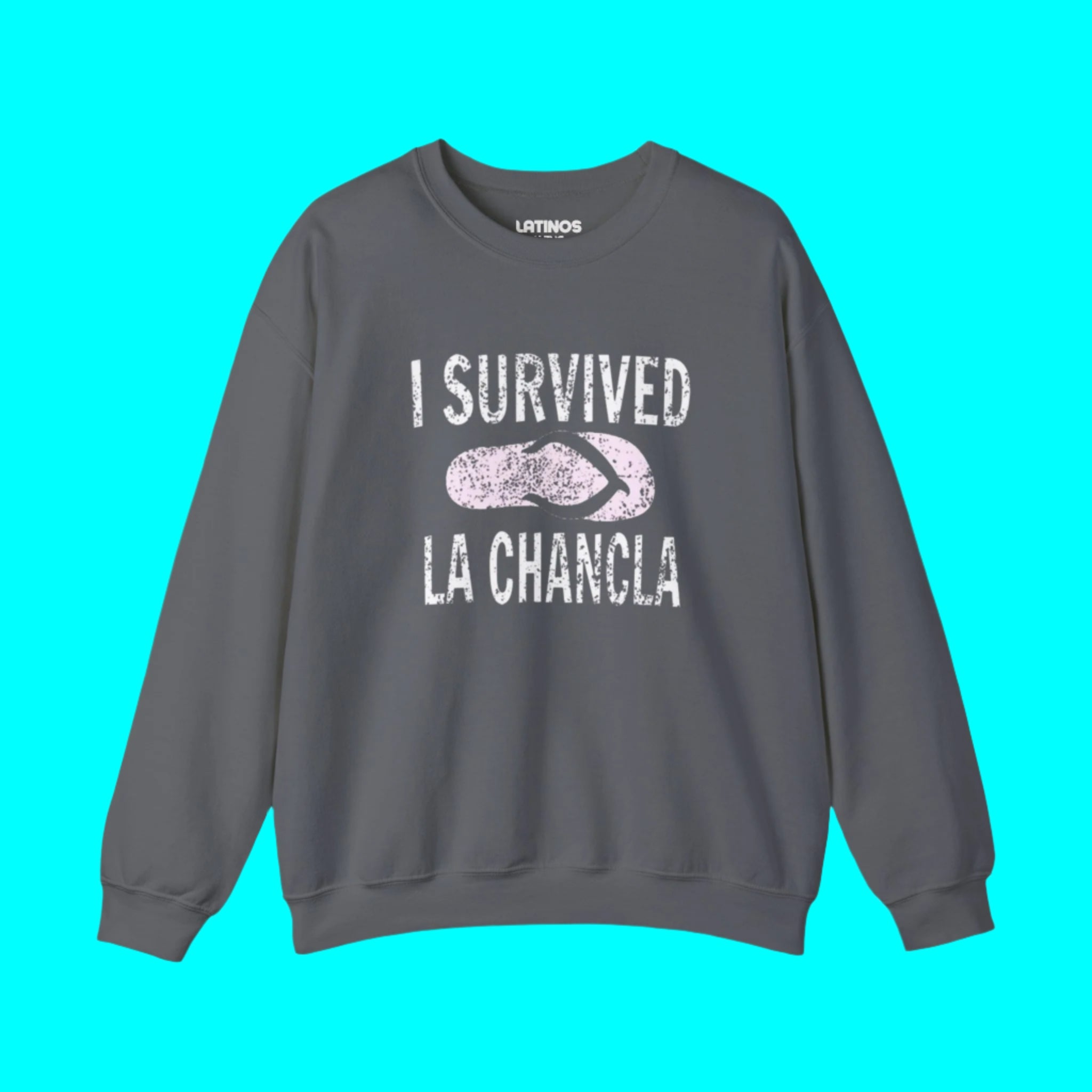 Sudadera de cuello redondo con forro polar "Sobreviví a La Chancla" | Diseño de broma de chancleta, orgullo latino, divertida, viral | 3 colores