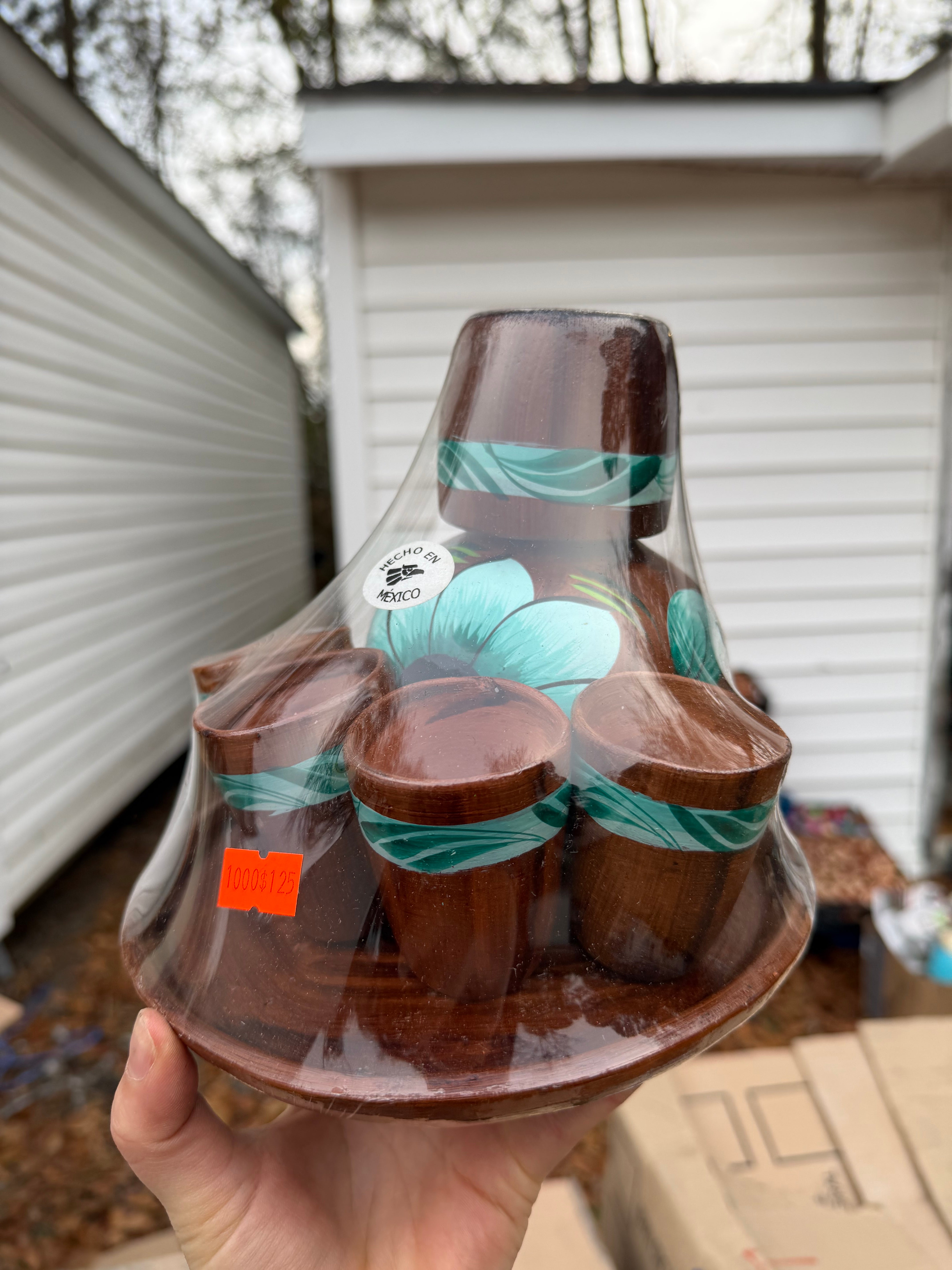 Cantaro pequeño con mini tazas