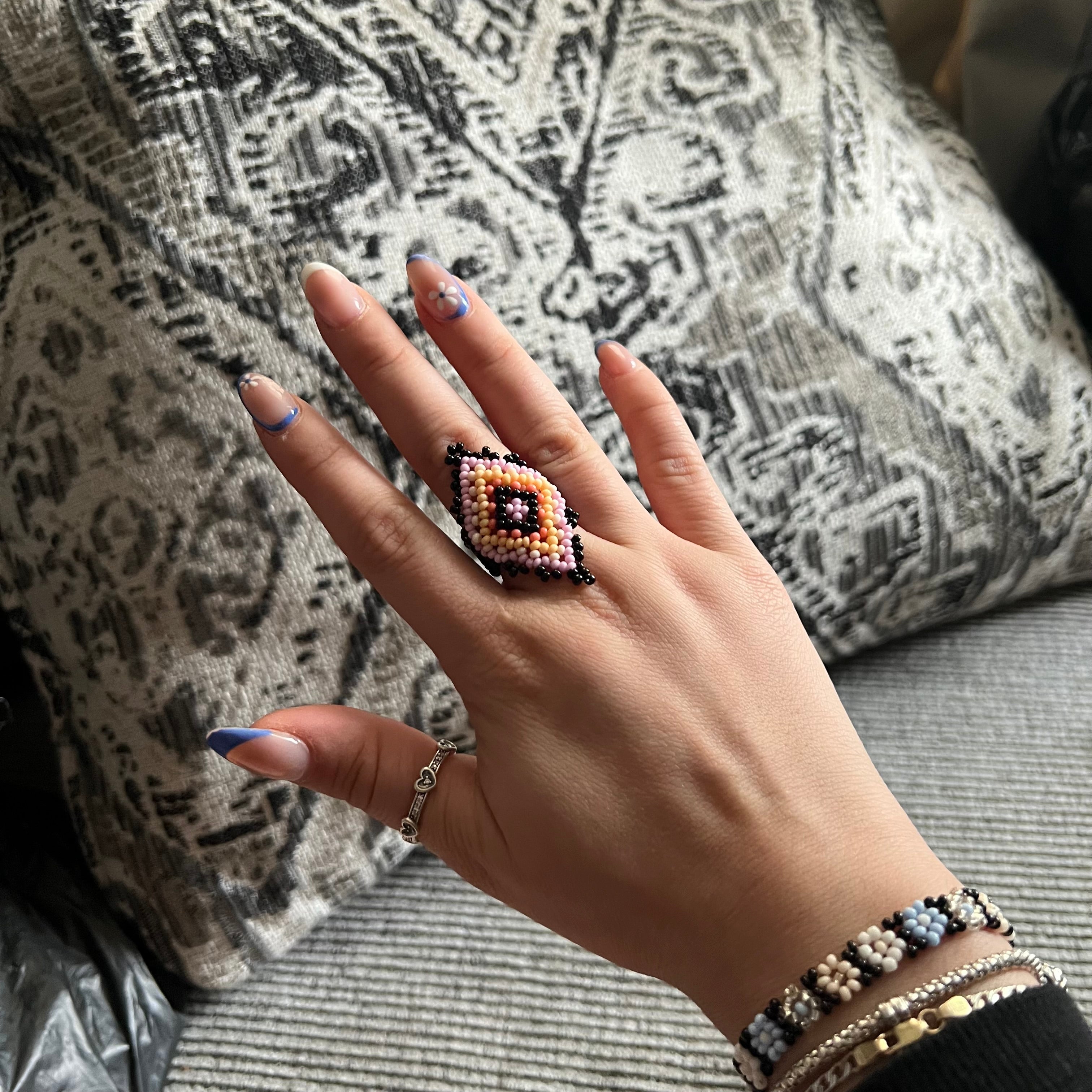 Anillo elástico huichol de cuentas de vidrio