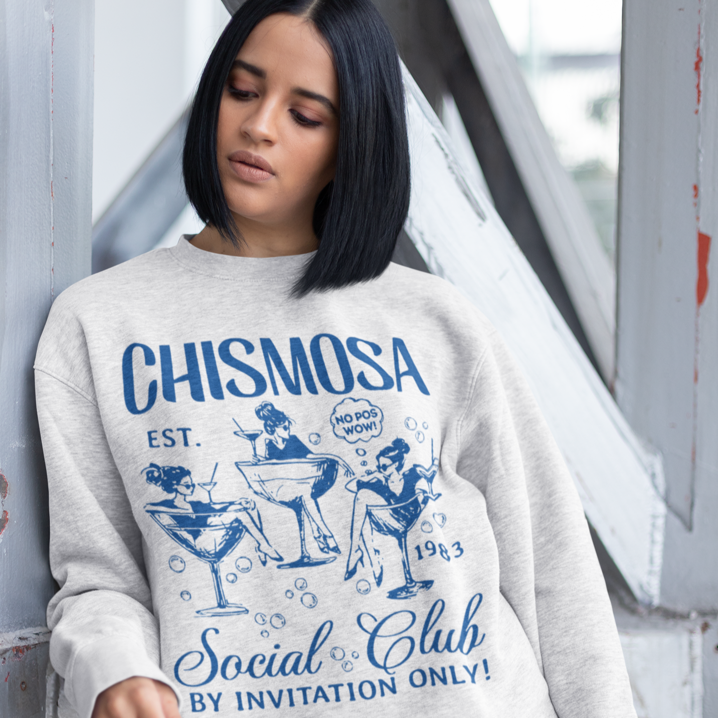 Sudadera con cuello redondo del Chismosa Social Club | ¡No Pos Wow! ¡Solo por invitación! Sudadera divertida con cuello redondo y forro polar latino | 3 colores disponibles