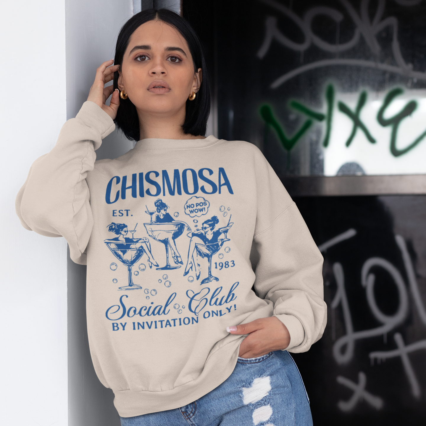 Sudadera con cuello redondo del Chismosa Social Club | ¡No Pos Wow! ¡Solo por invitación! Sudadera divertida con cuello redondo y forro polar latino | 3 colores disponibles
