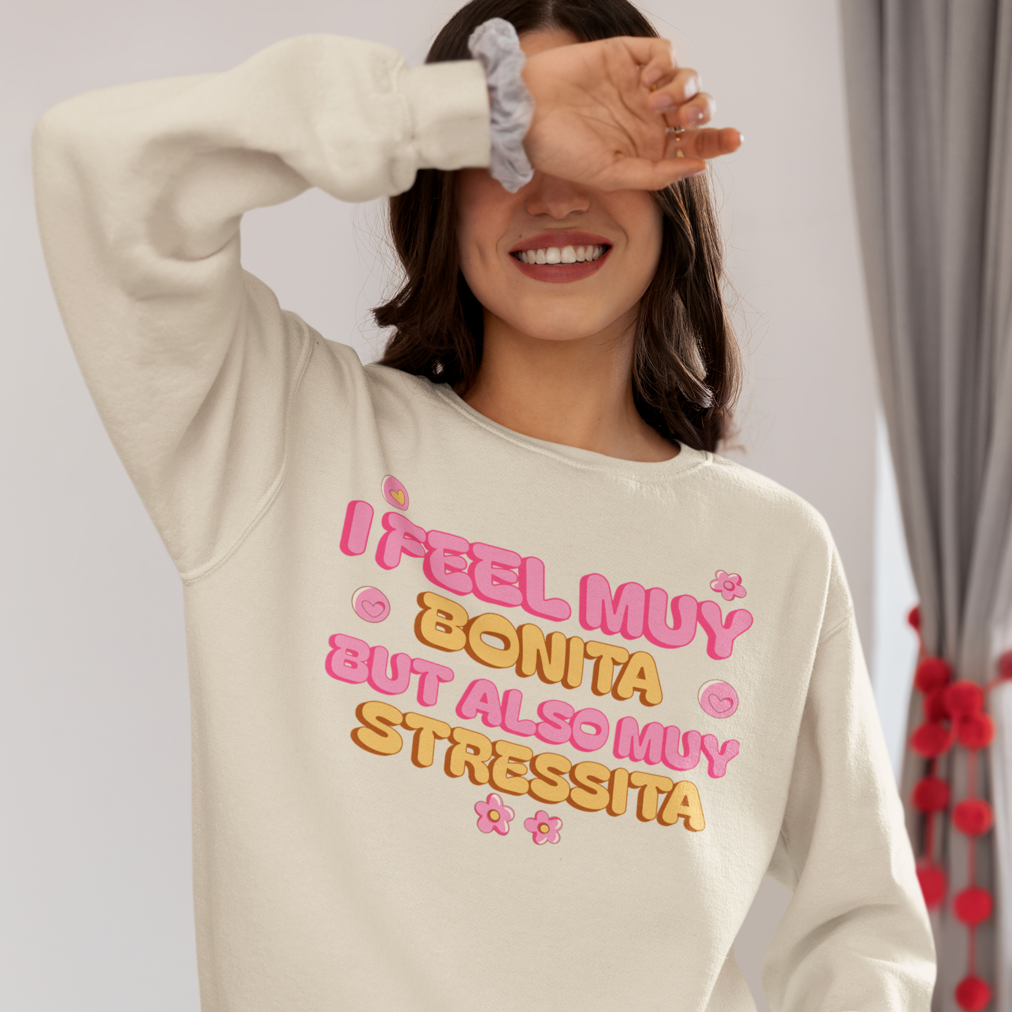 Sudadera cómoda latina "I Feel Muy Bonita But Also Muy Stressita" | Refranes latinos divertidos para chicas | 3 colores