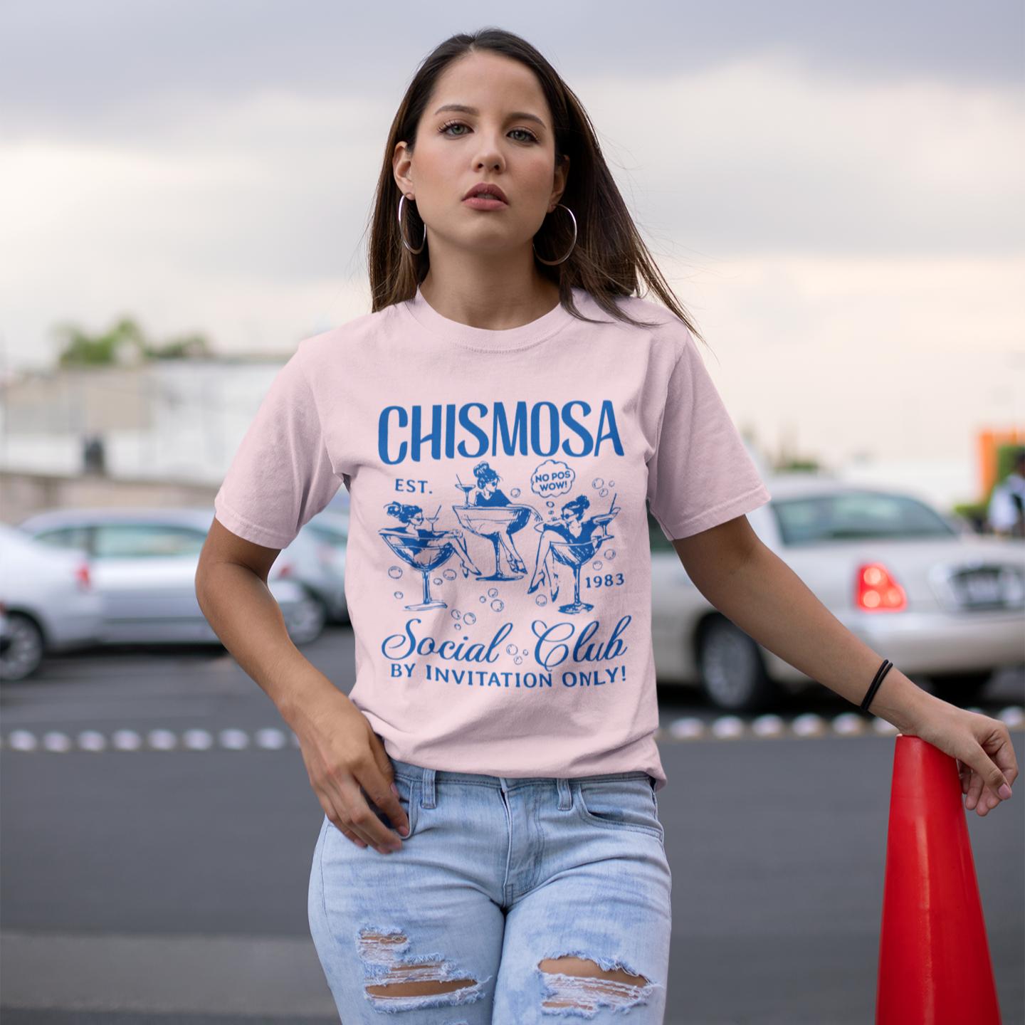 Camiseta Chismosa Social Club | ¡No Pos Wow! ¡Solo con invitación! Divertidas camisetas latinas unisex | 3 colores