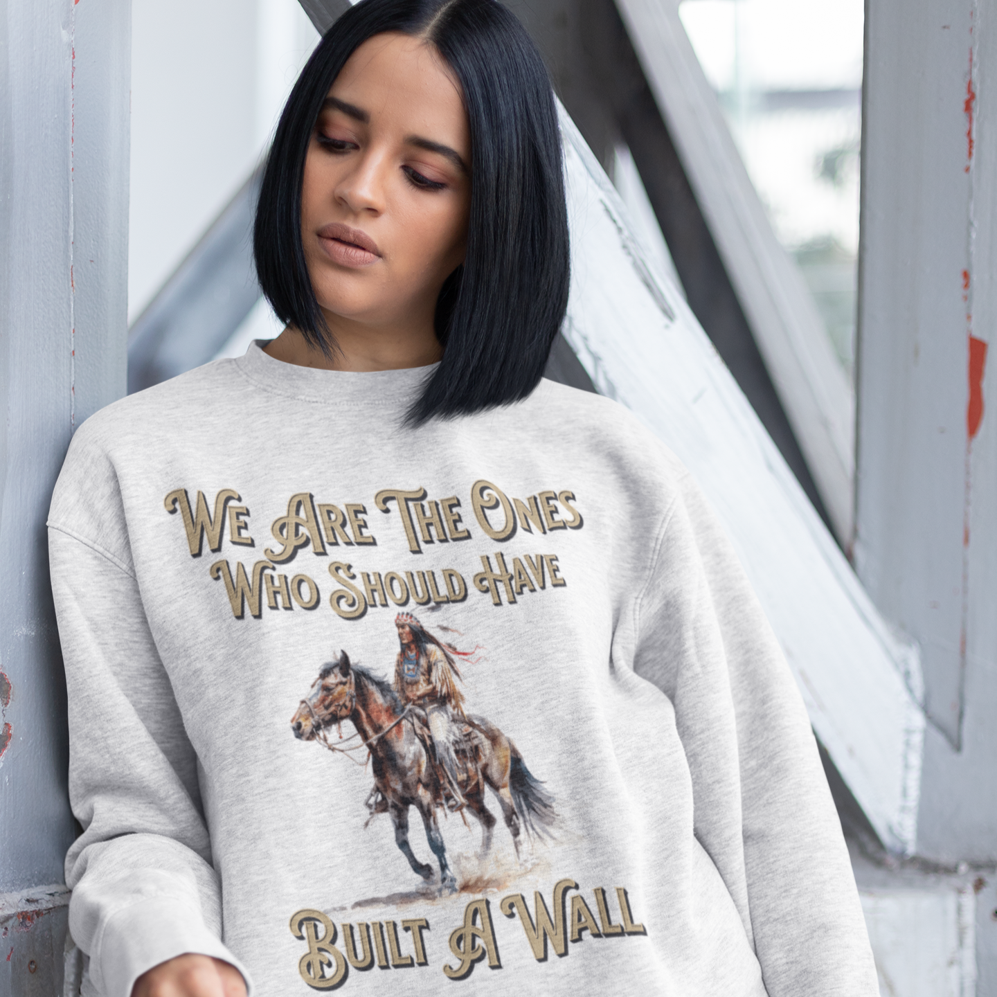 Sudadera con cuello redondo y forro polar "We Are The Ones Who Should Have Built A Wall" | Viral nativo americano latino | 3 colores