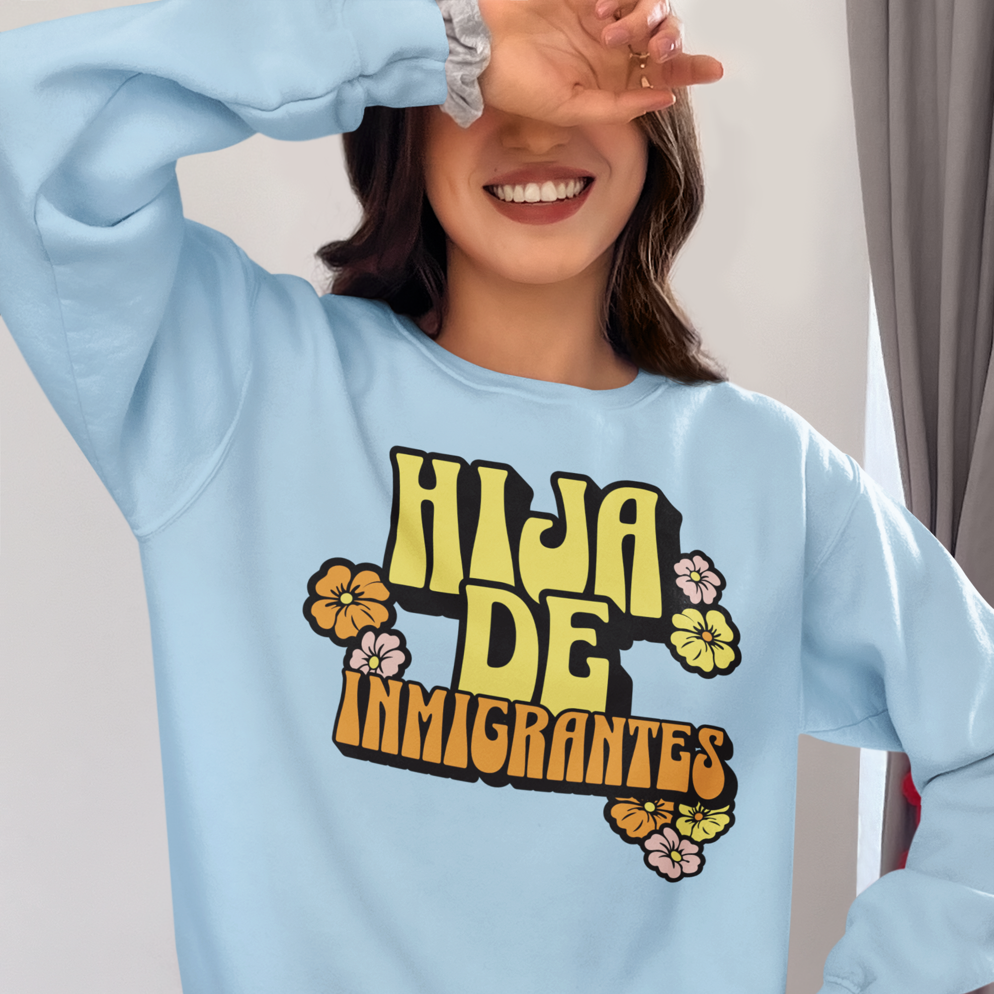 Sudadera con cuello redondo cómoda y forrada de vellón "Hija de Inmigrantes" | Linda, Bonita, Divertida, Latina | 3 Colores