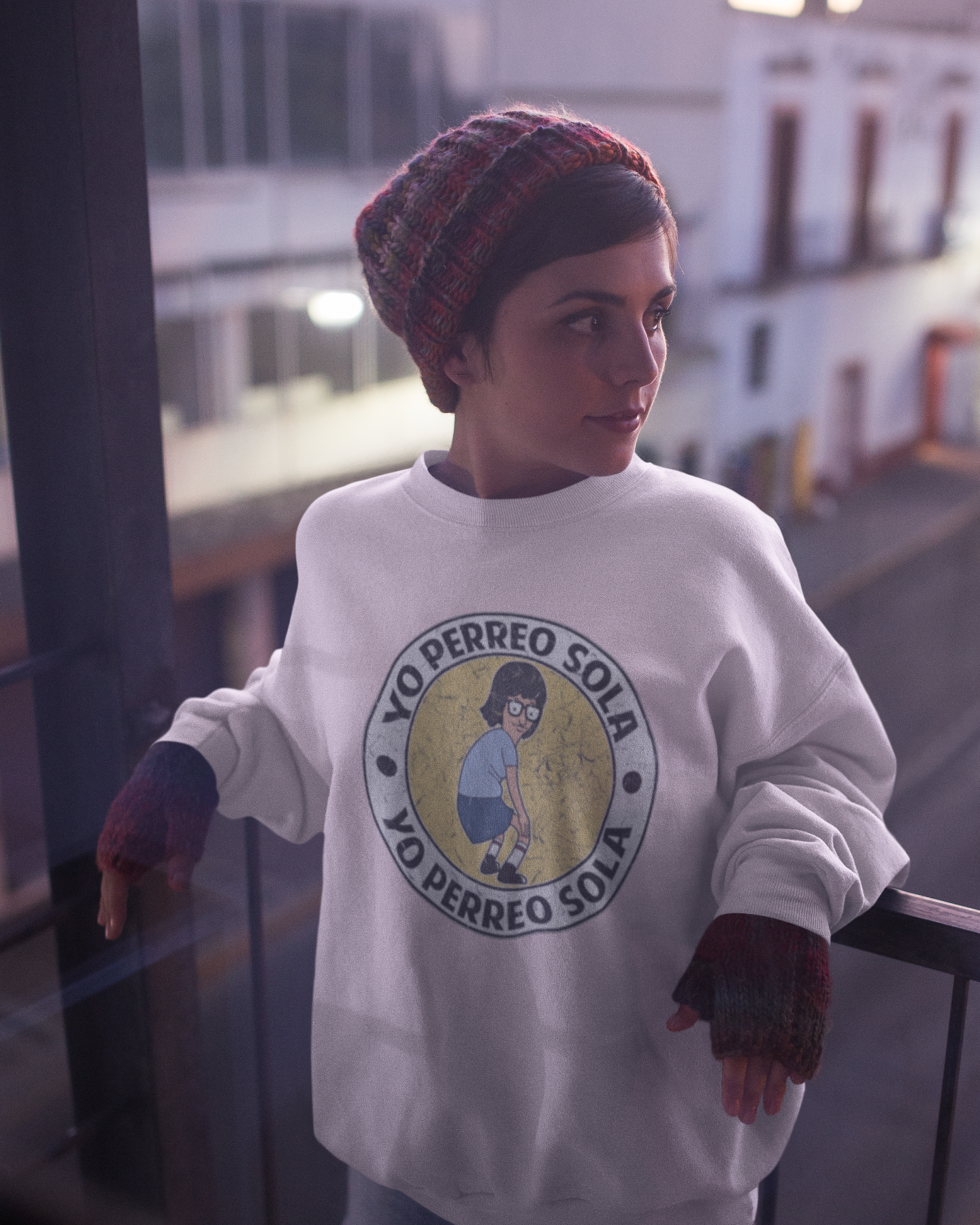 Sudadera Yo Perreo Sola Comfy Crewneck | Letra conejo bailarín | Camisetas Reggaeton | 3 colores