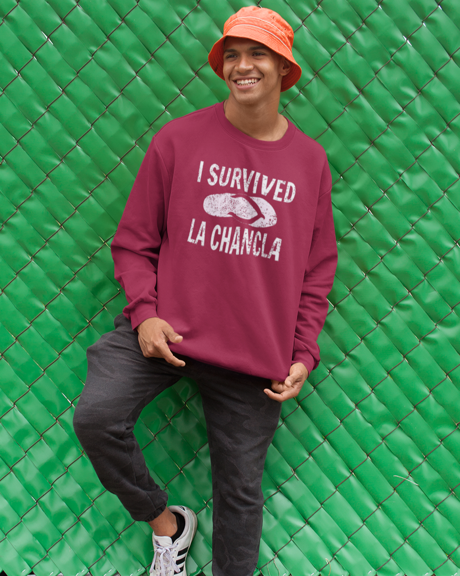 Sudadera de cuello redondo con forro polar "Sobreviví a La Chancla" | Diseño de broma de chancleta, orgullo latino, divertida, viral | 3 colores