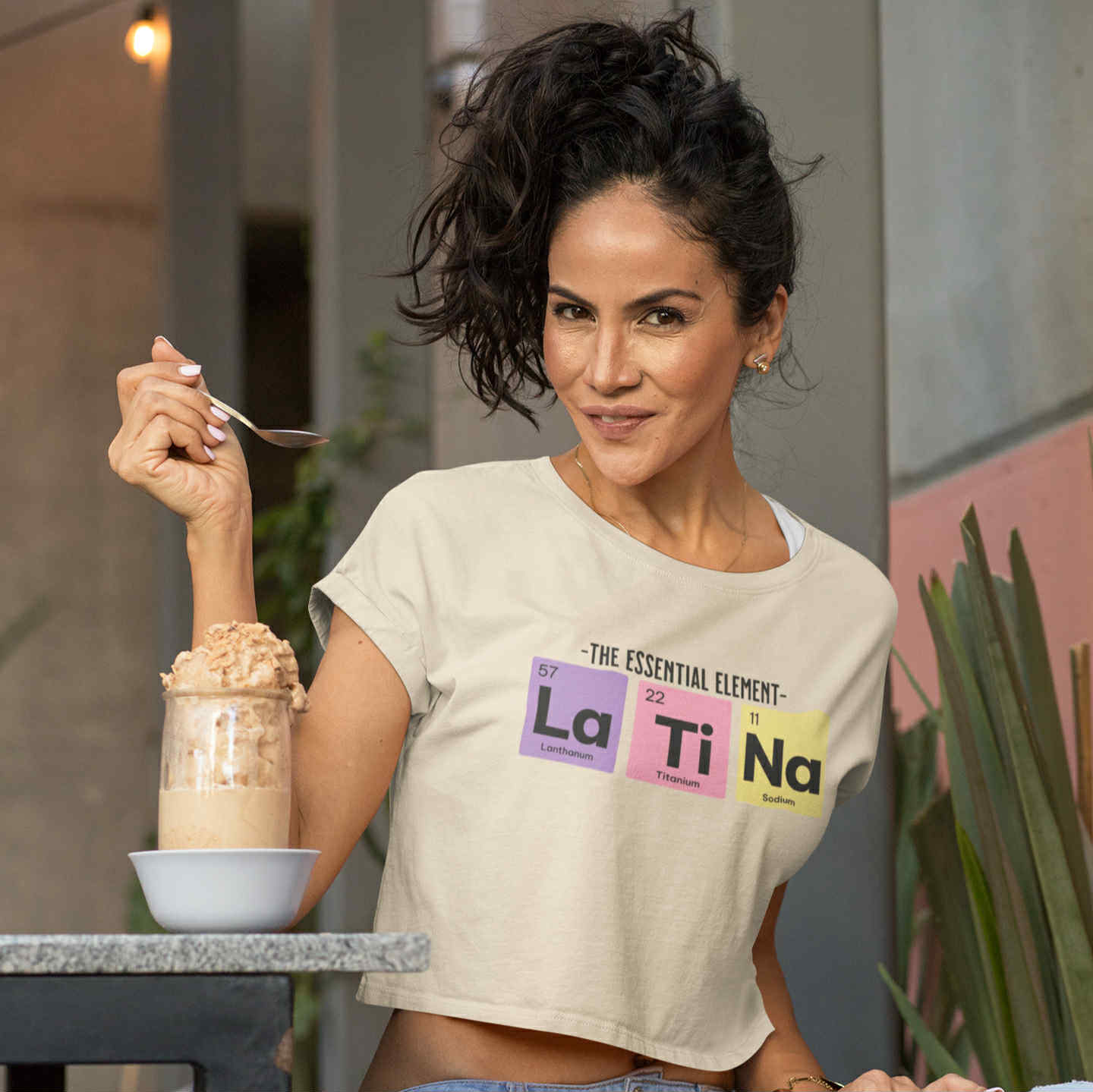 Camiseta Corta Fluida de Química de la Tabla Periódica Latina | El Elemento Esencial La Ti Na para Mujer | 2 Colores