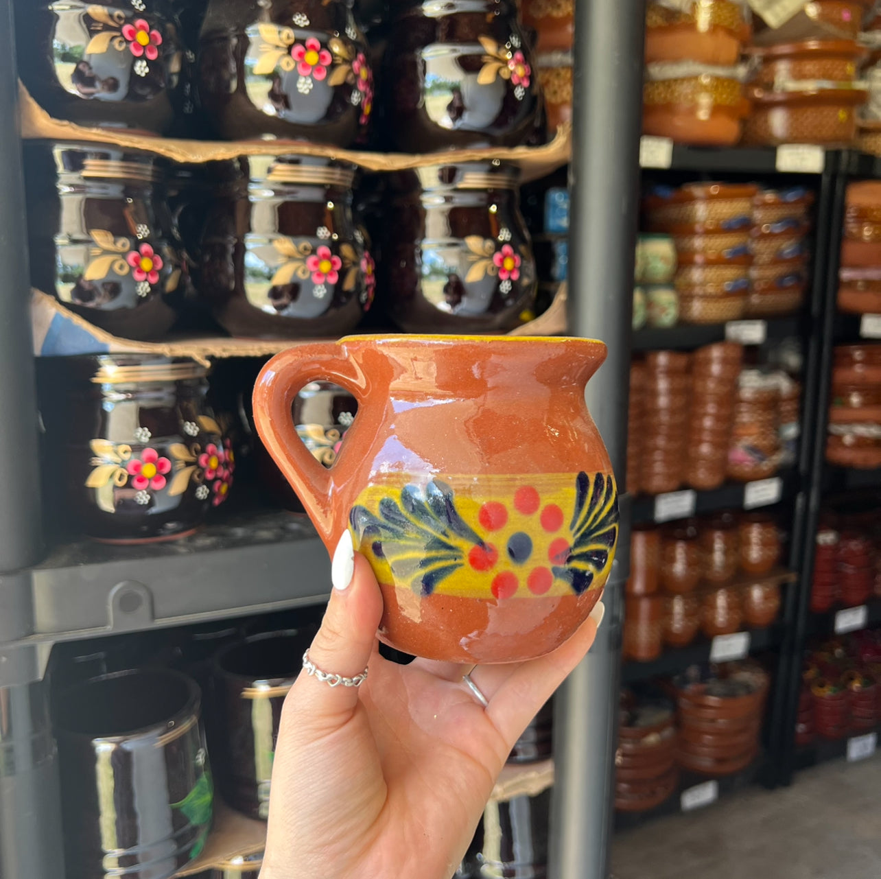 Taza de cerámica brillante pintada a mano