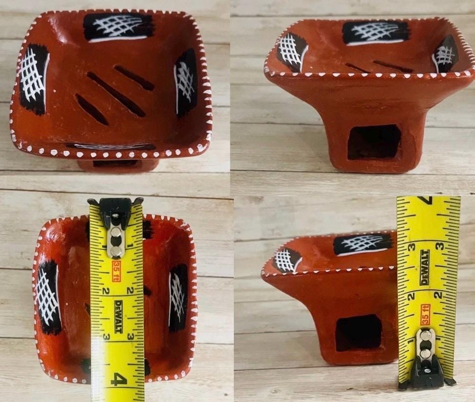 Altar de Ofrenda para Dia De Los Muertos de Madera con Anafre de Barro Day of the Dead Wood Offering Altar with Incense Burner