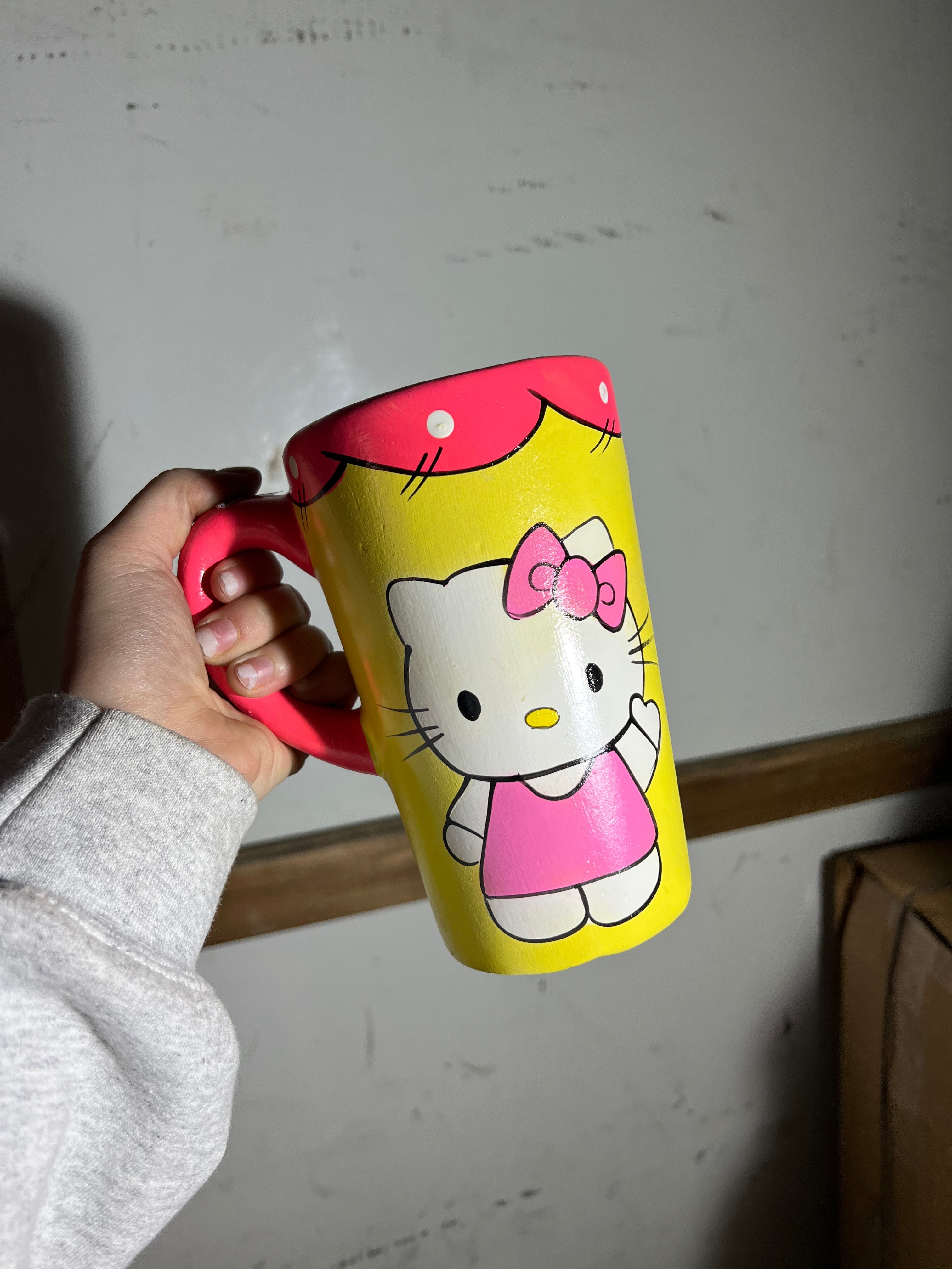 Taza con figuras de personajes