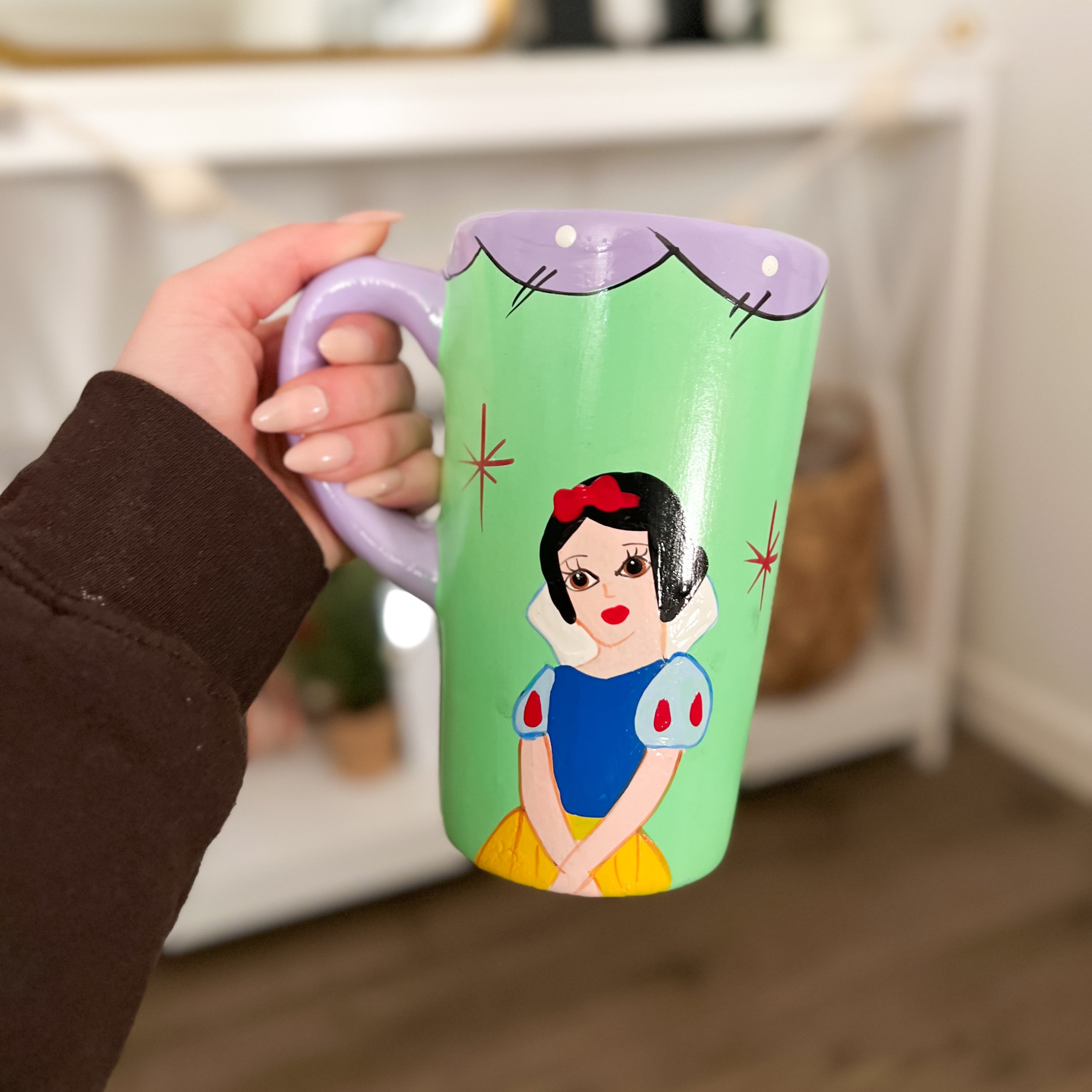 Taza con figuras de personajes