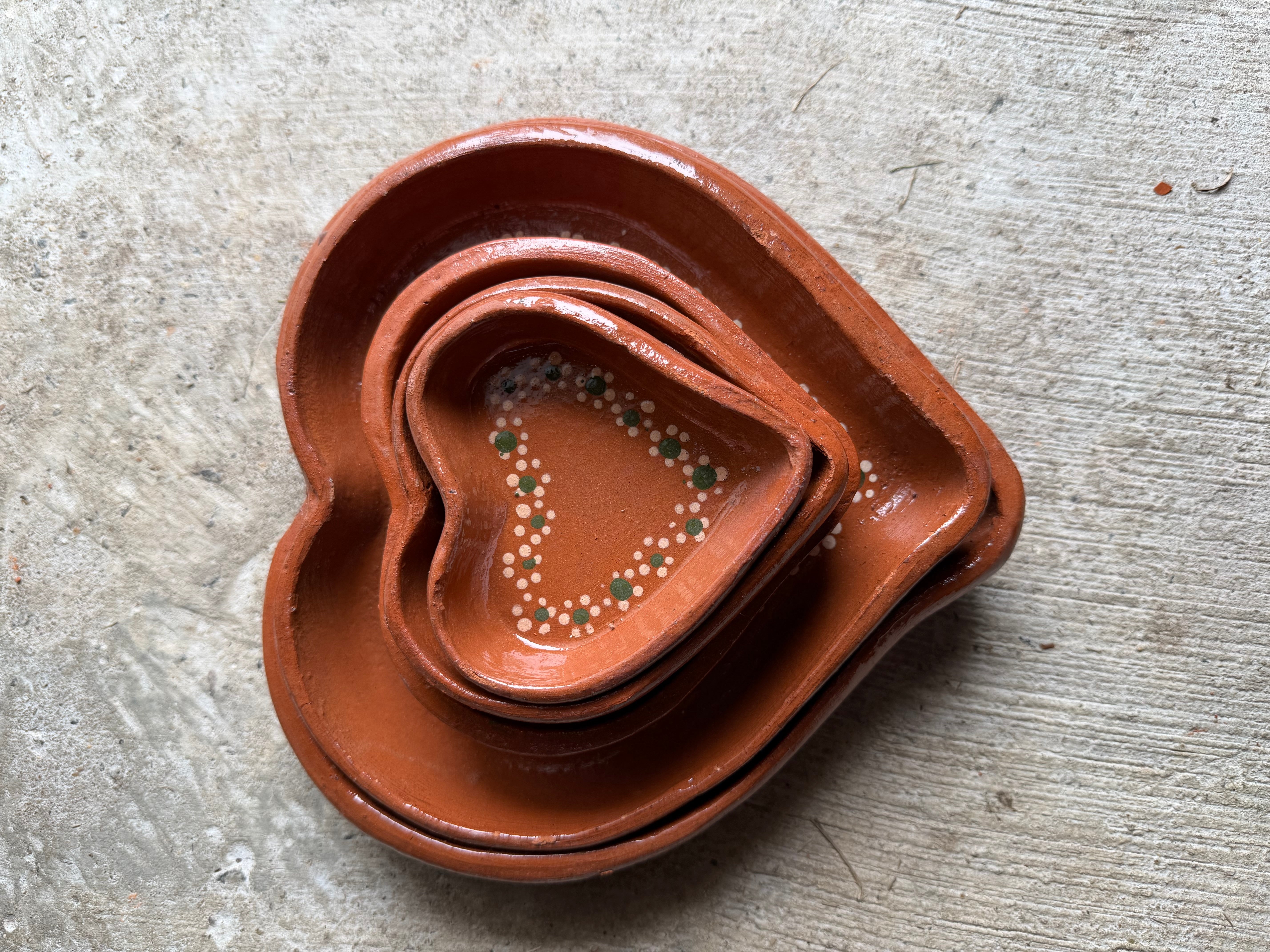 Plato de barro en forma de corazón