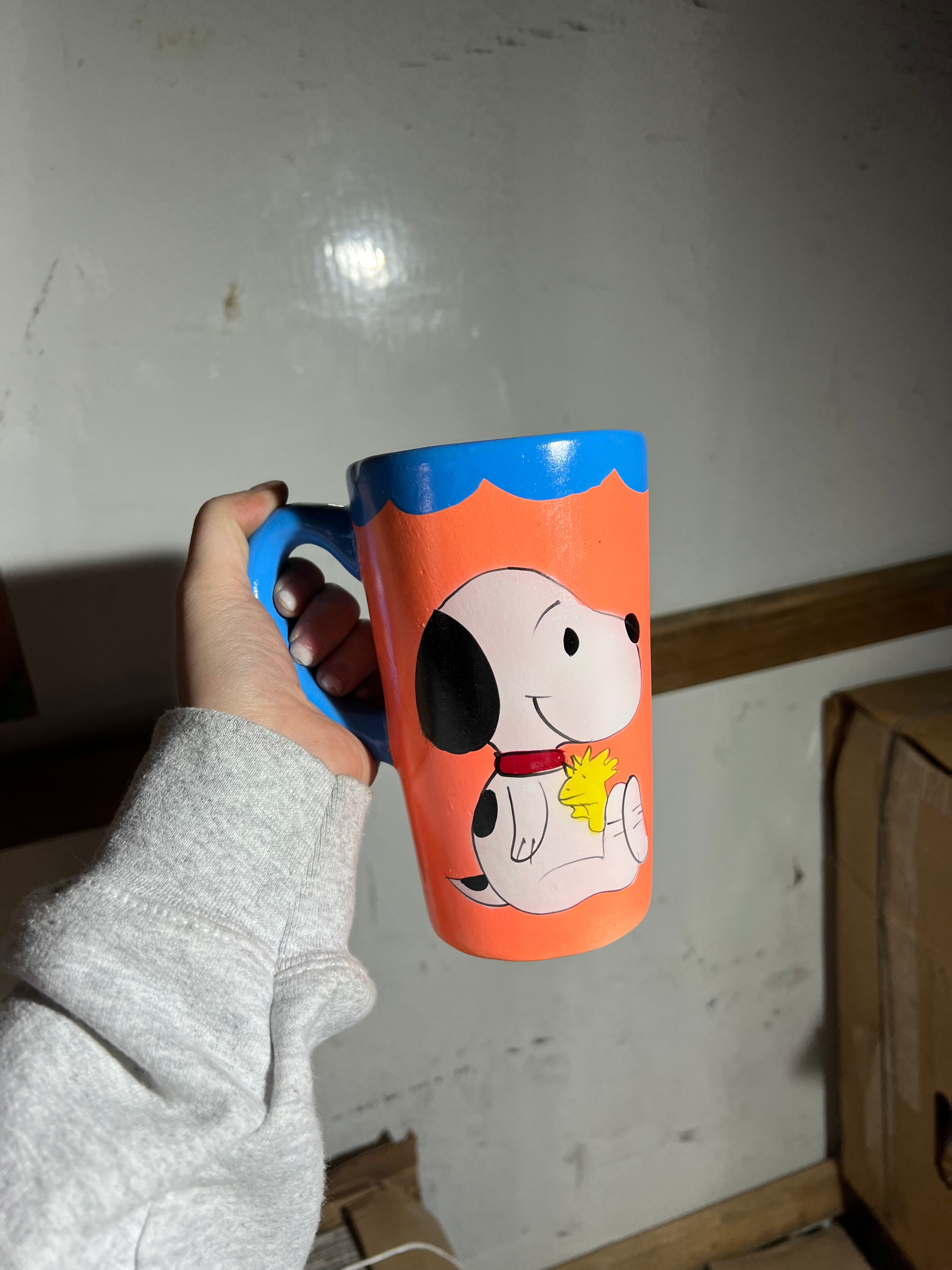 Taza con figuras de personajes