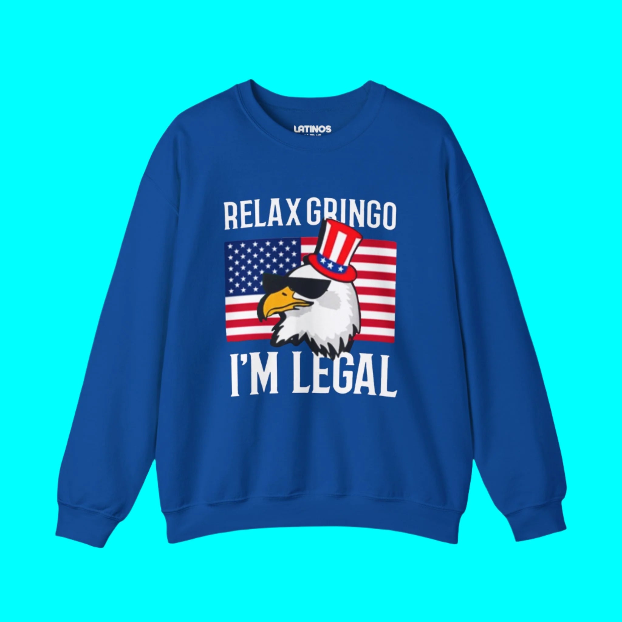Relájate Gringo, Soy Legal - Sudadera con cuello redondo y forro polar con la bandera de EE. UU. | Edición América - Camisetas latinas virales divertidas | Unisex - 3 colores