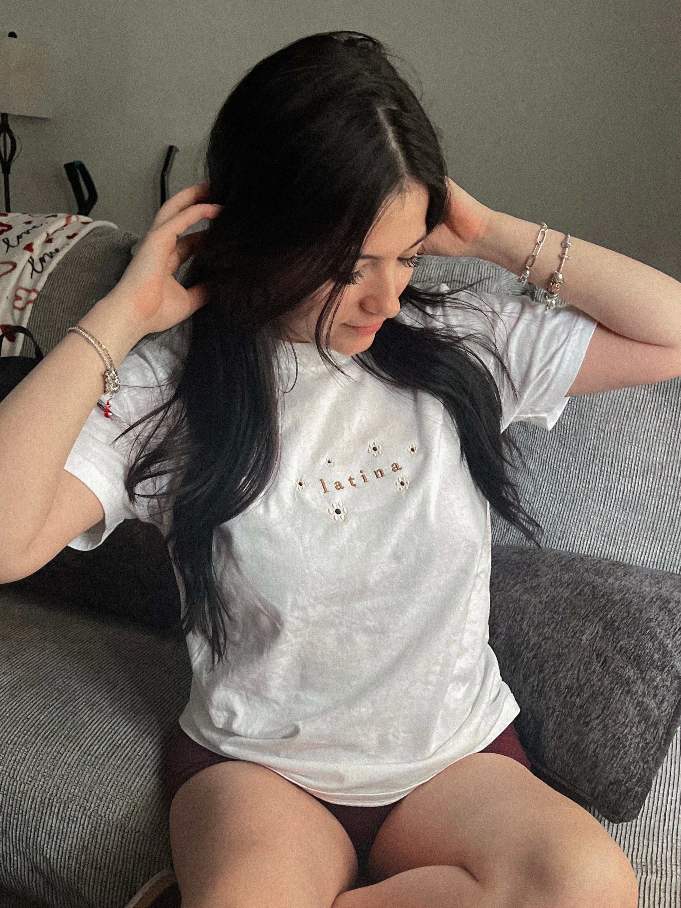 LATINA • CAMISETA Bordada