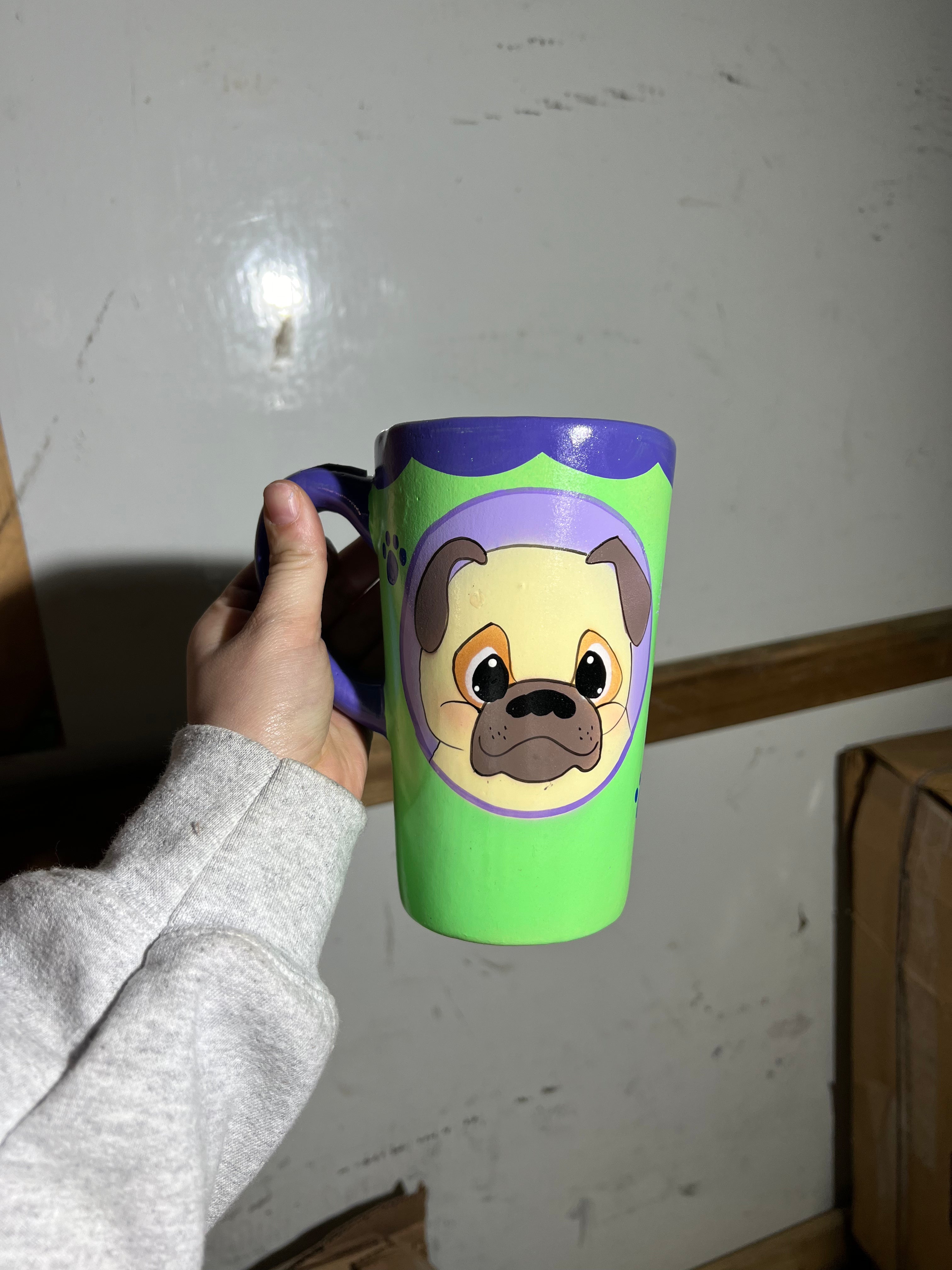 Taza con figuras de personajes