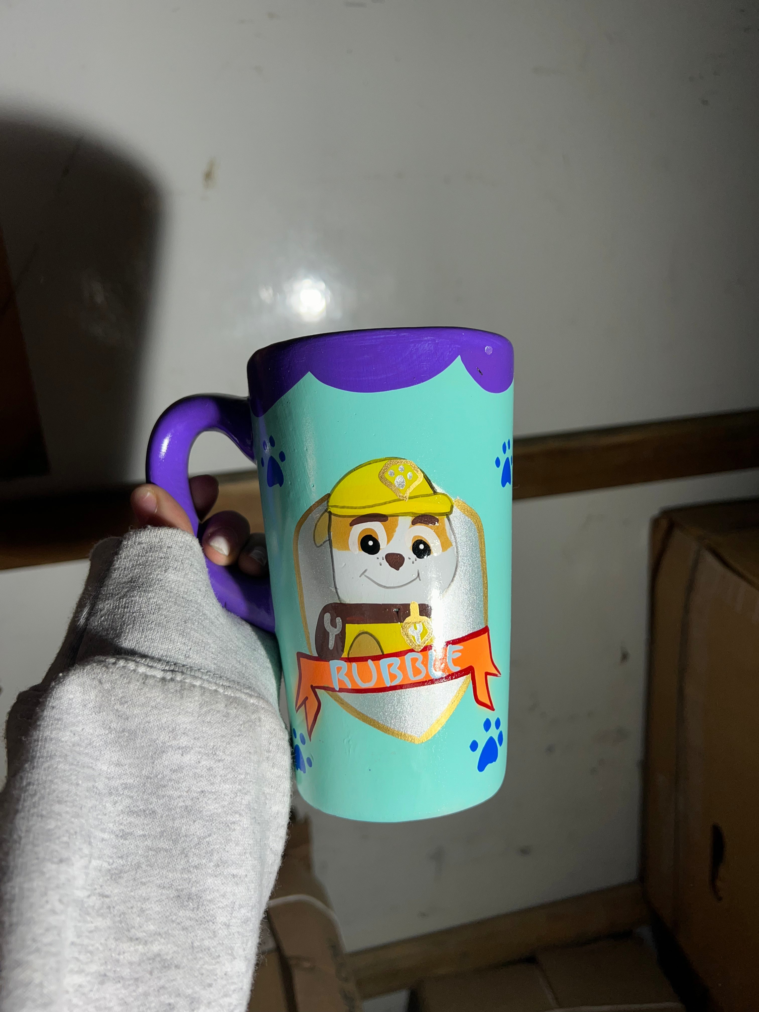 Taza con figuras de personajes