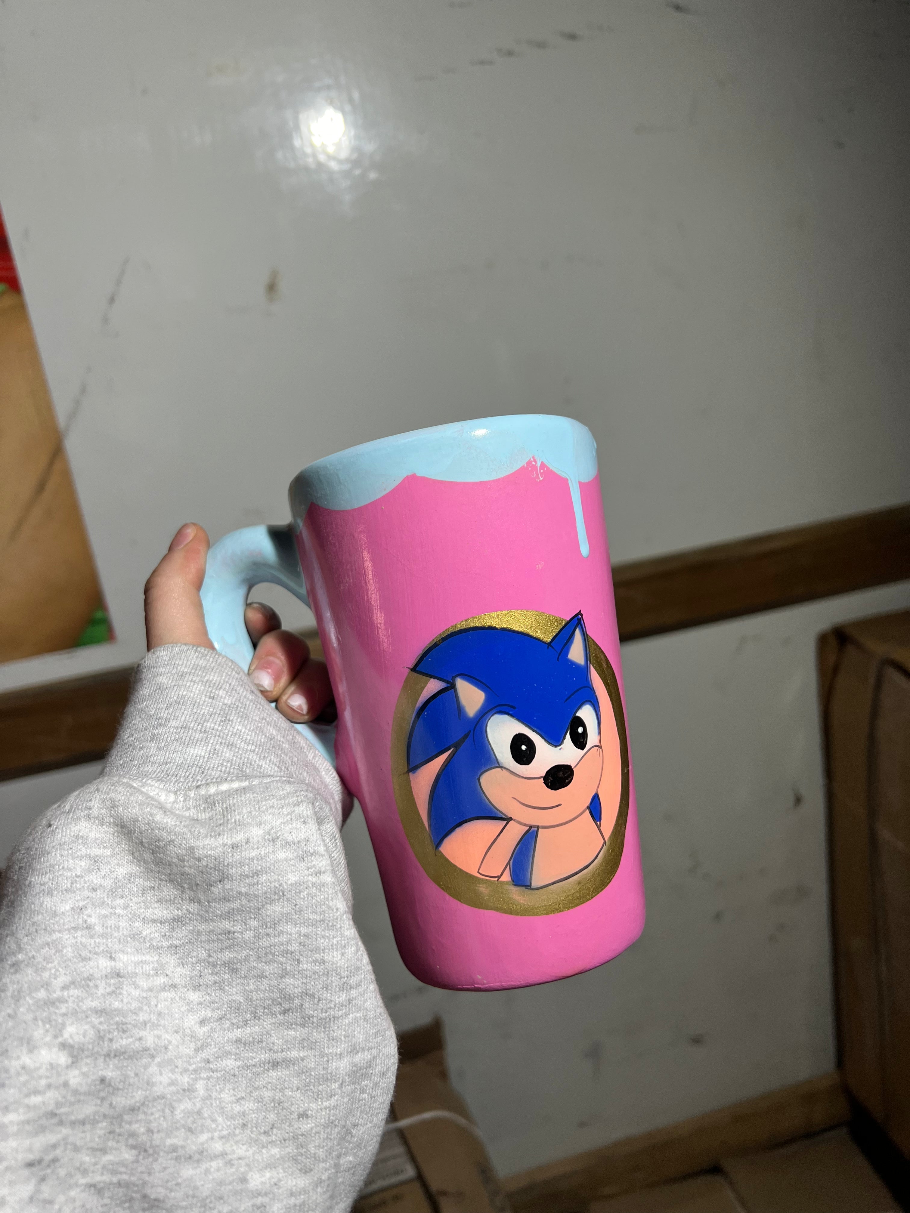 Taza con figuras de personajes