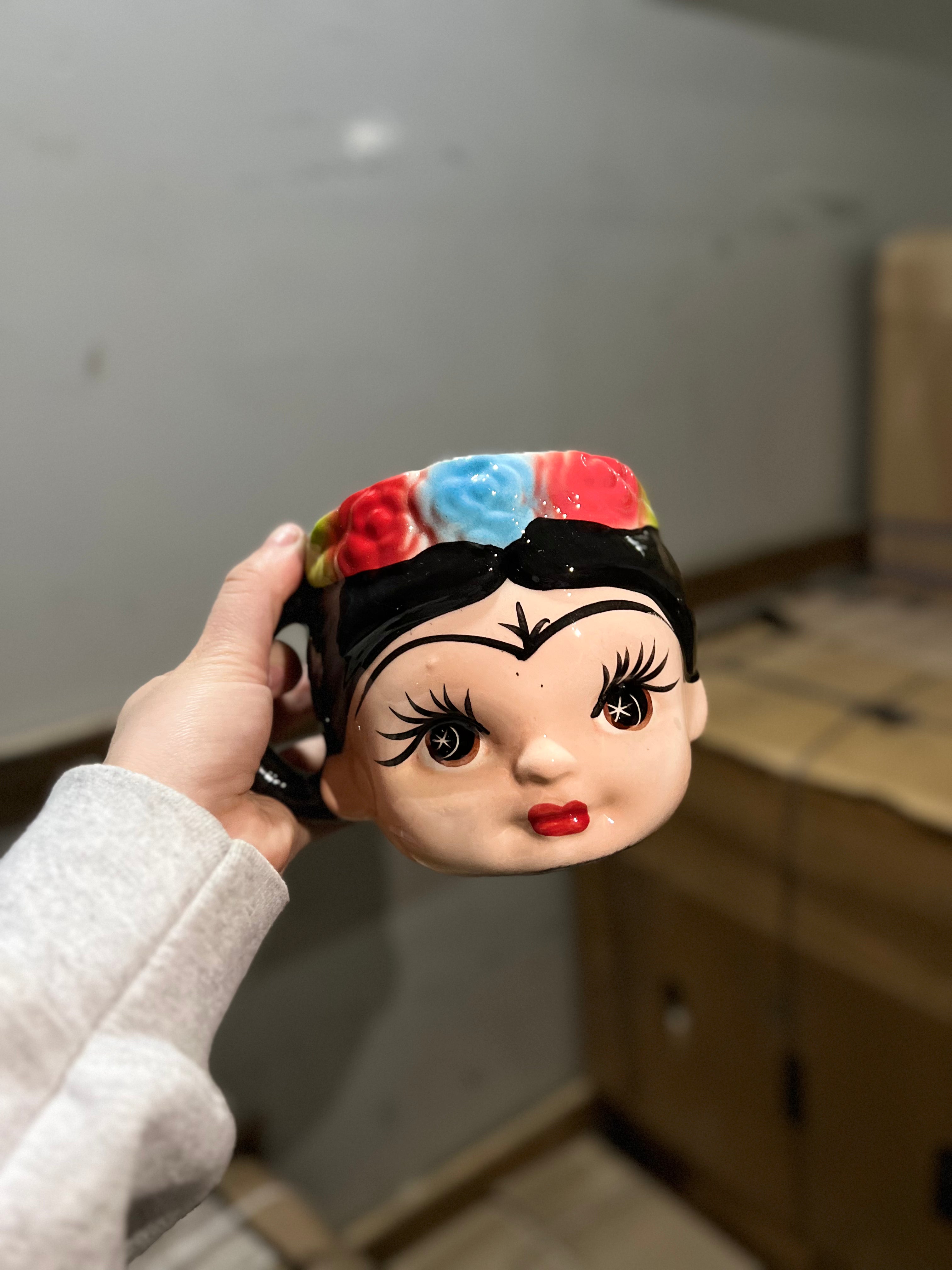 Taza artesanal con cabezas de personajes