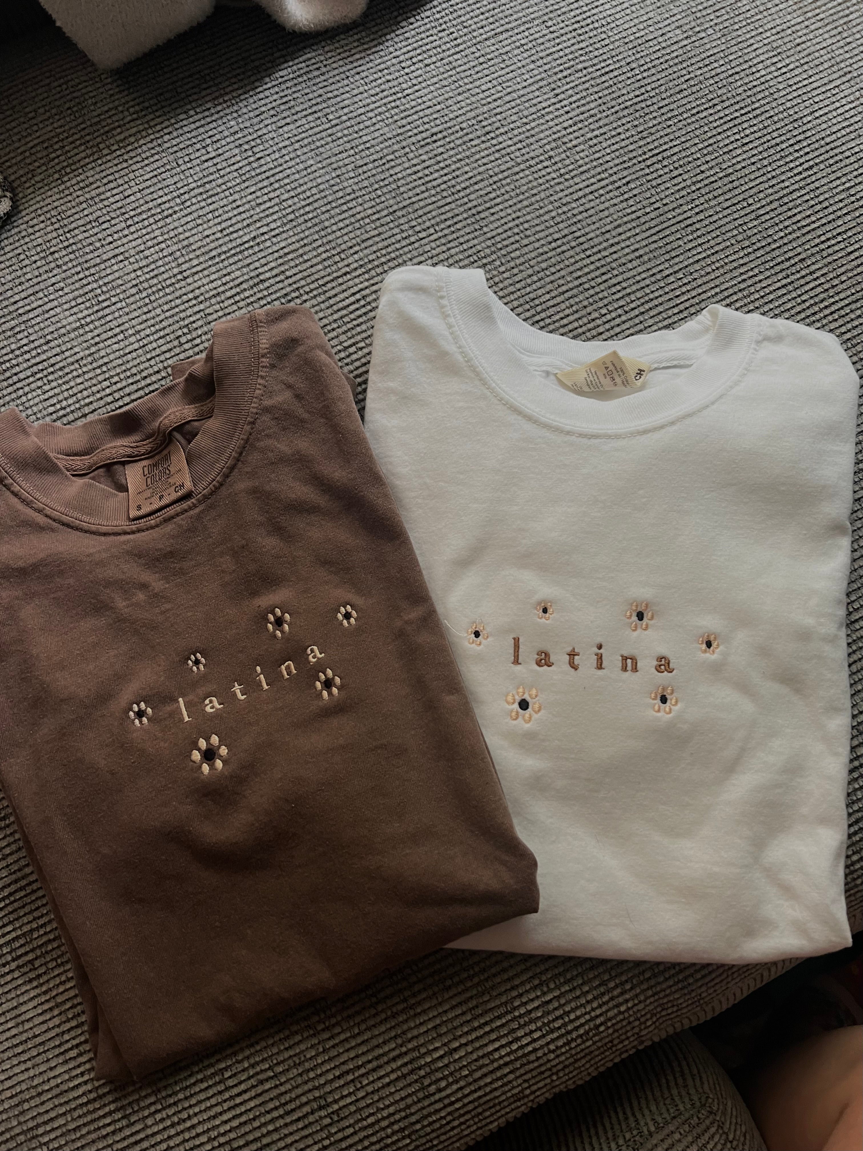 LATINA • CAMISETA Bordada