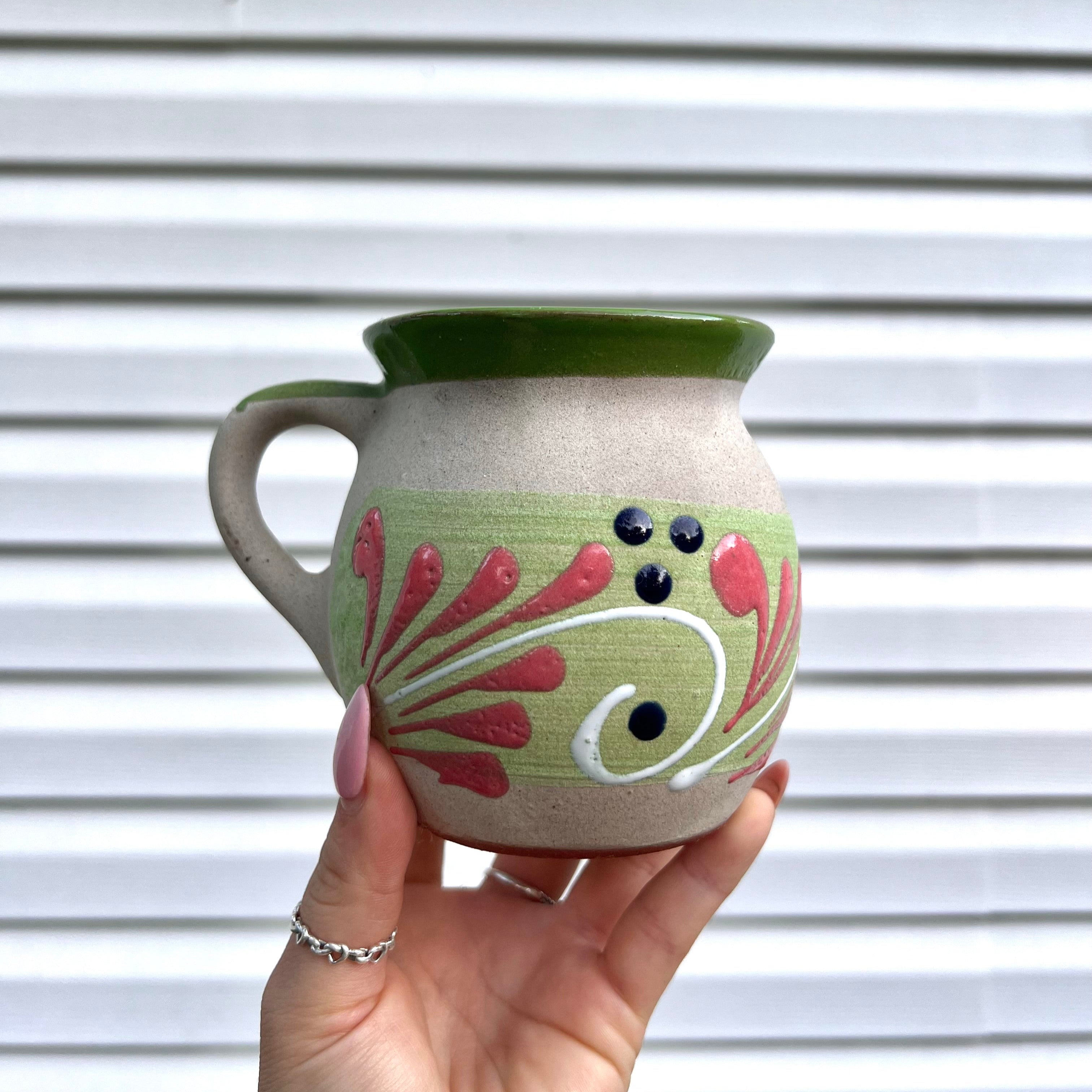 Taza artesanal tradicional verde y rosa