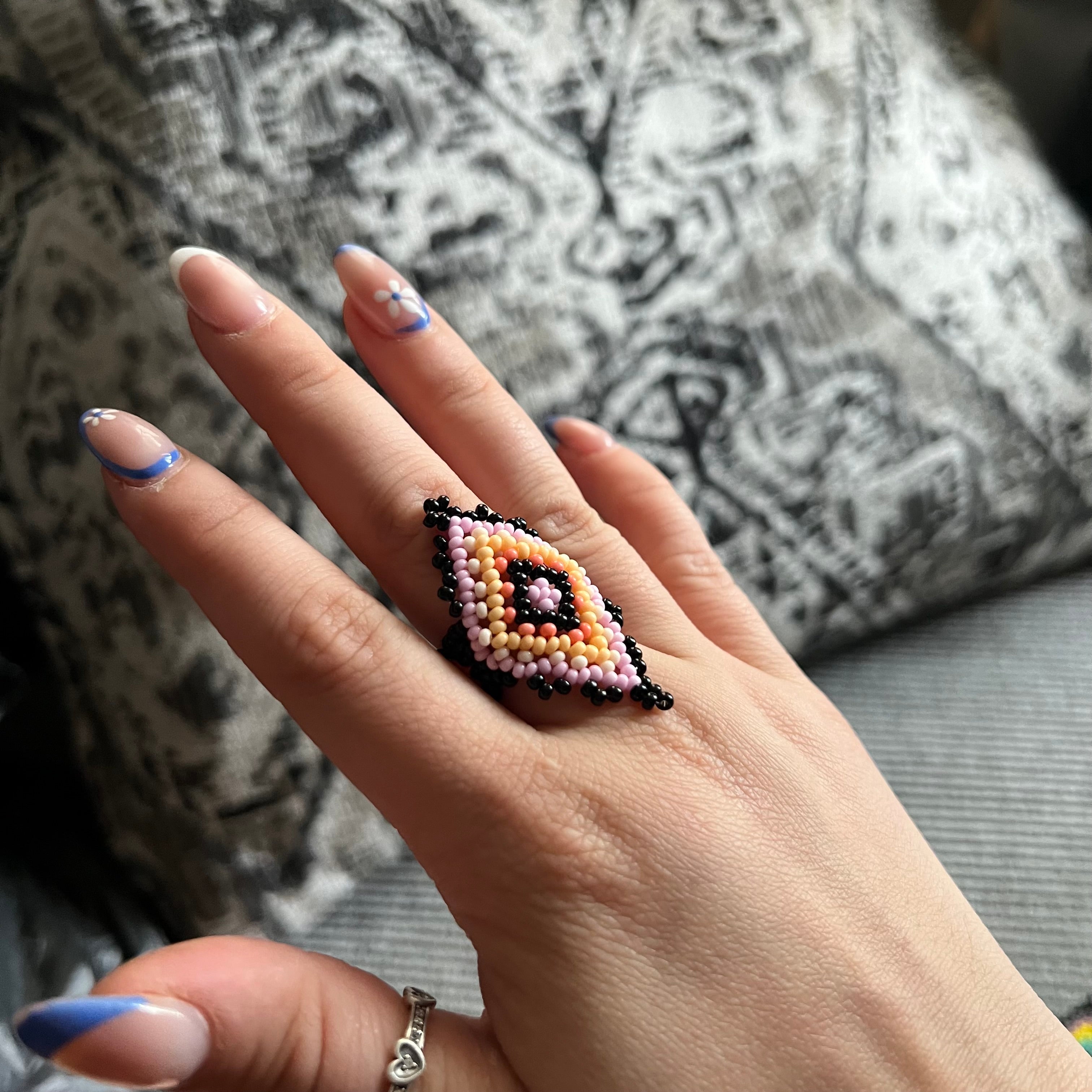 Anillo elástico huichol de cuentas de vidrio