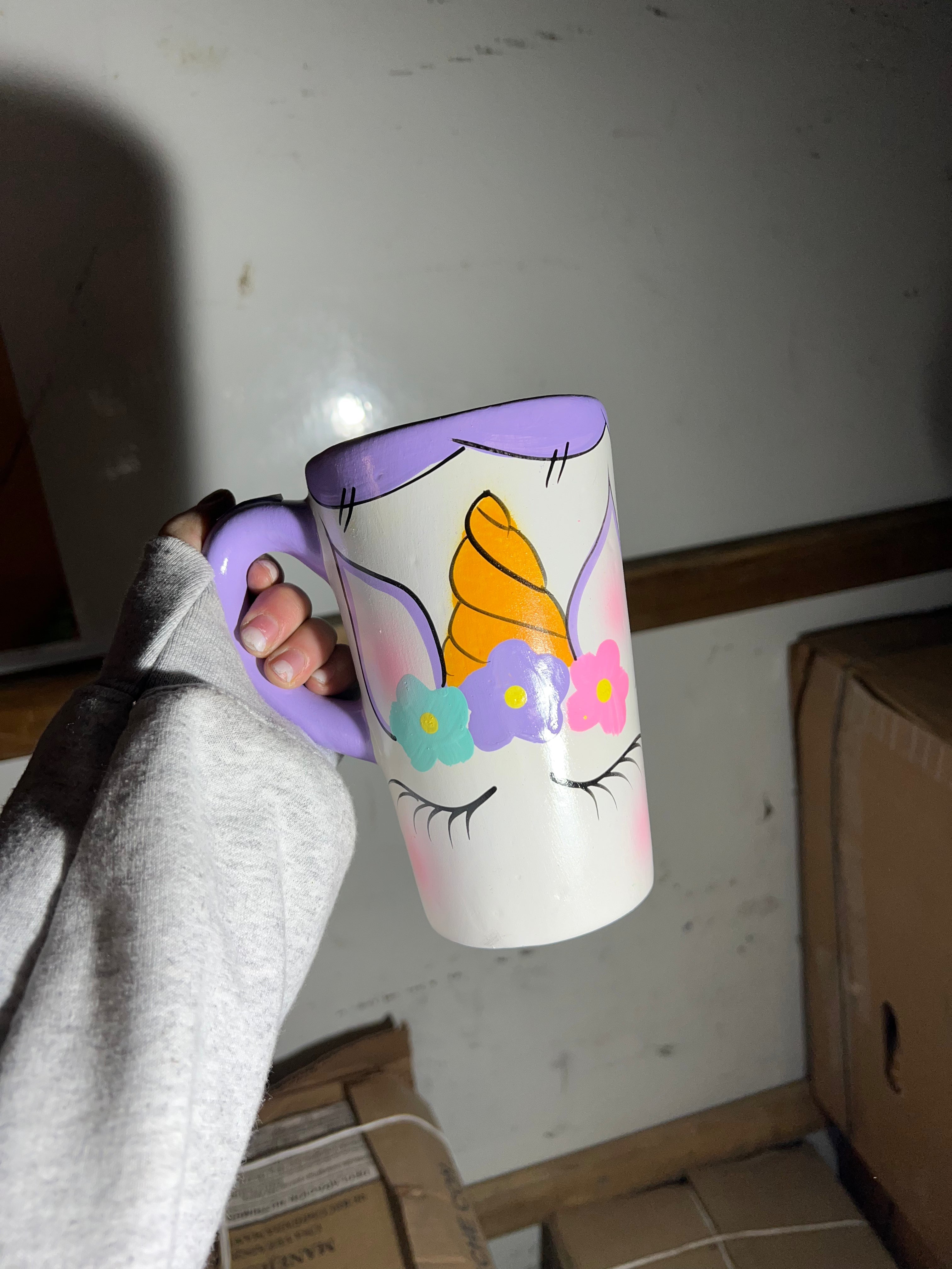 Taza con figuras de personajes