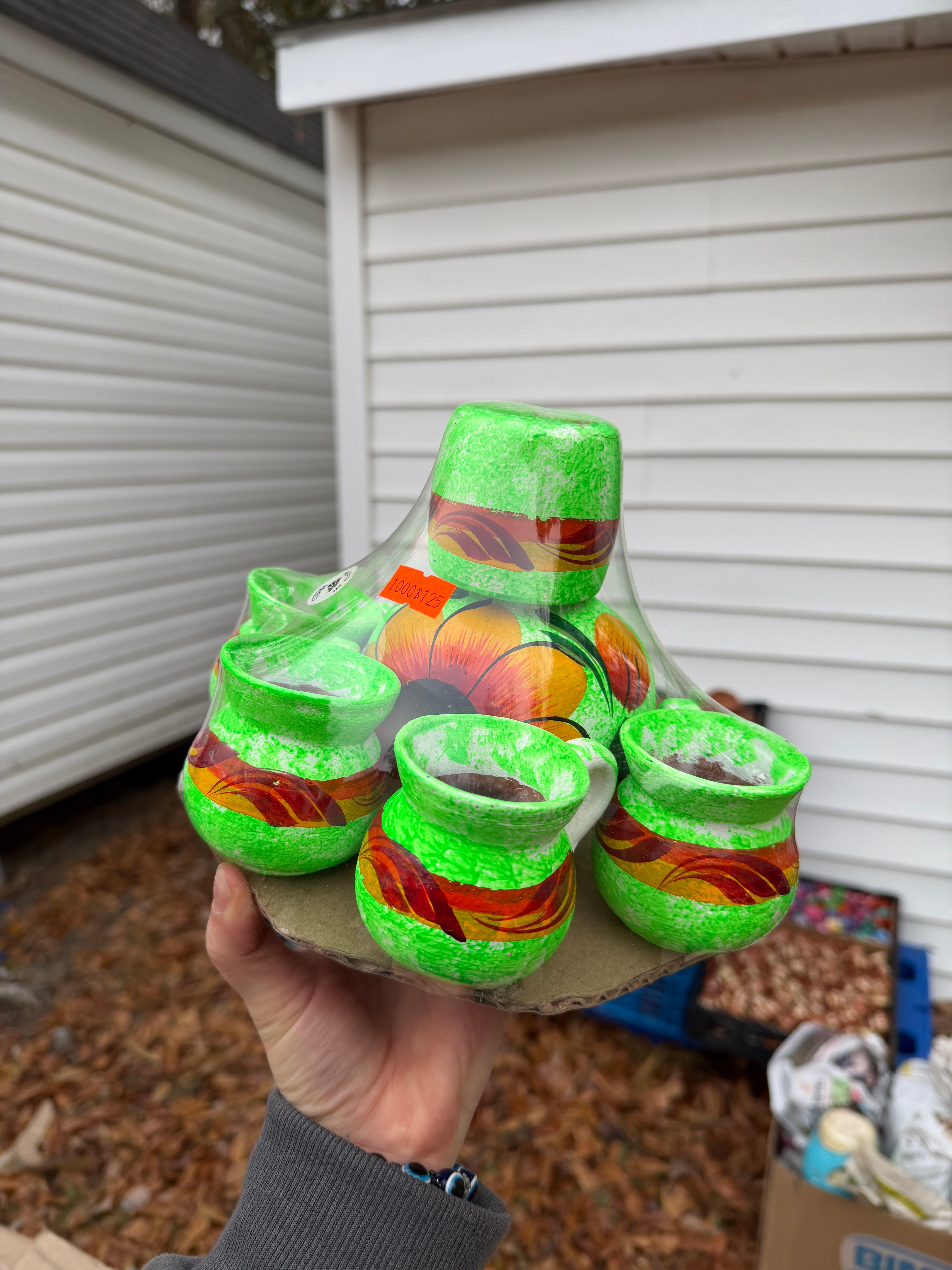 Cantaro pequeño con mini tazas