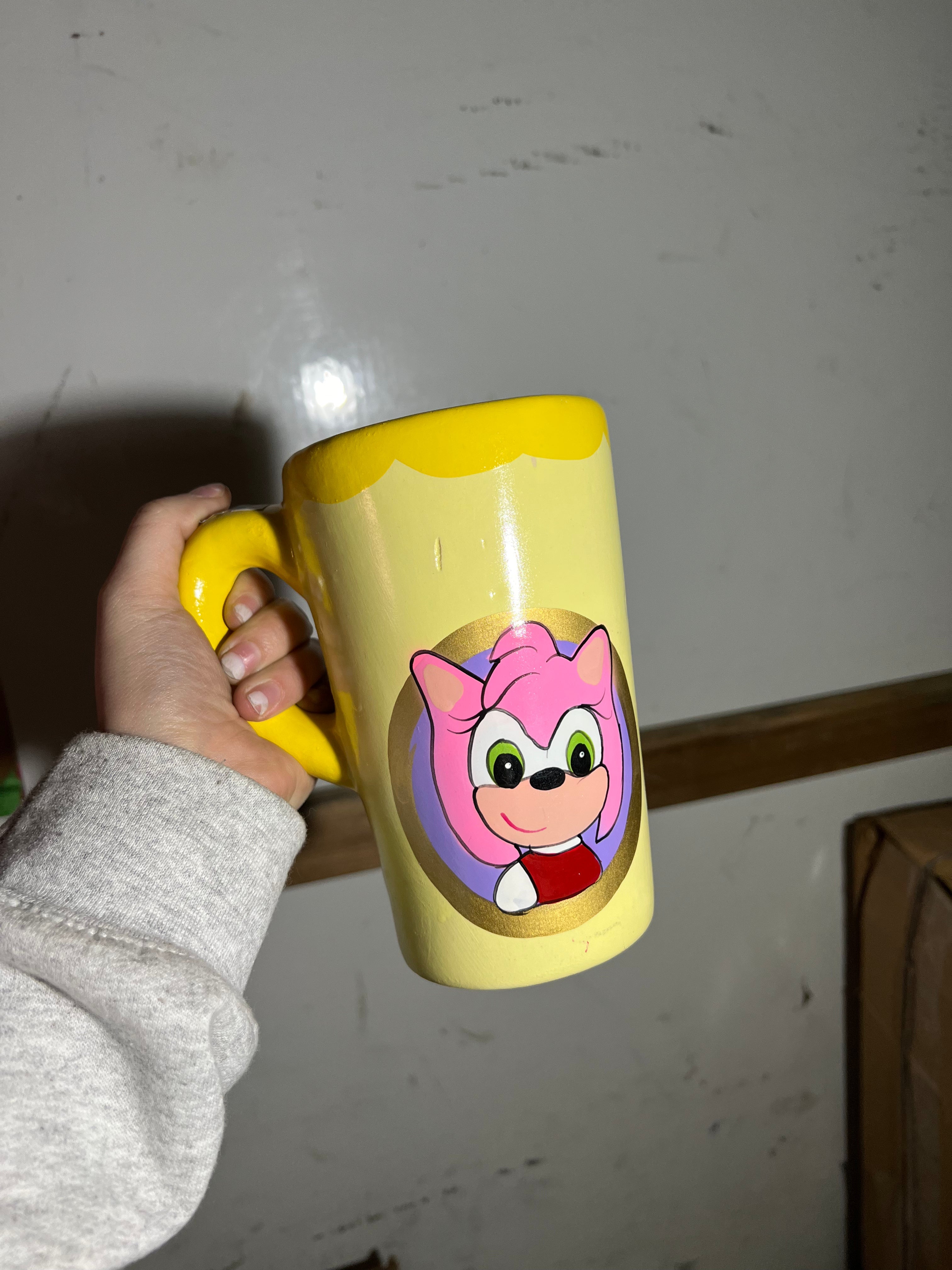 Taza con figuras de personajes