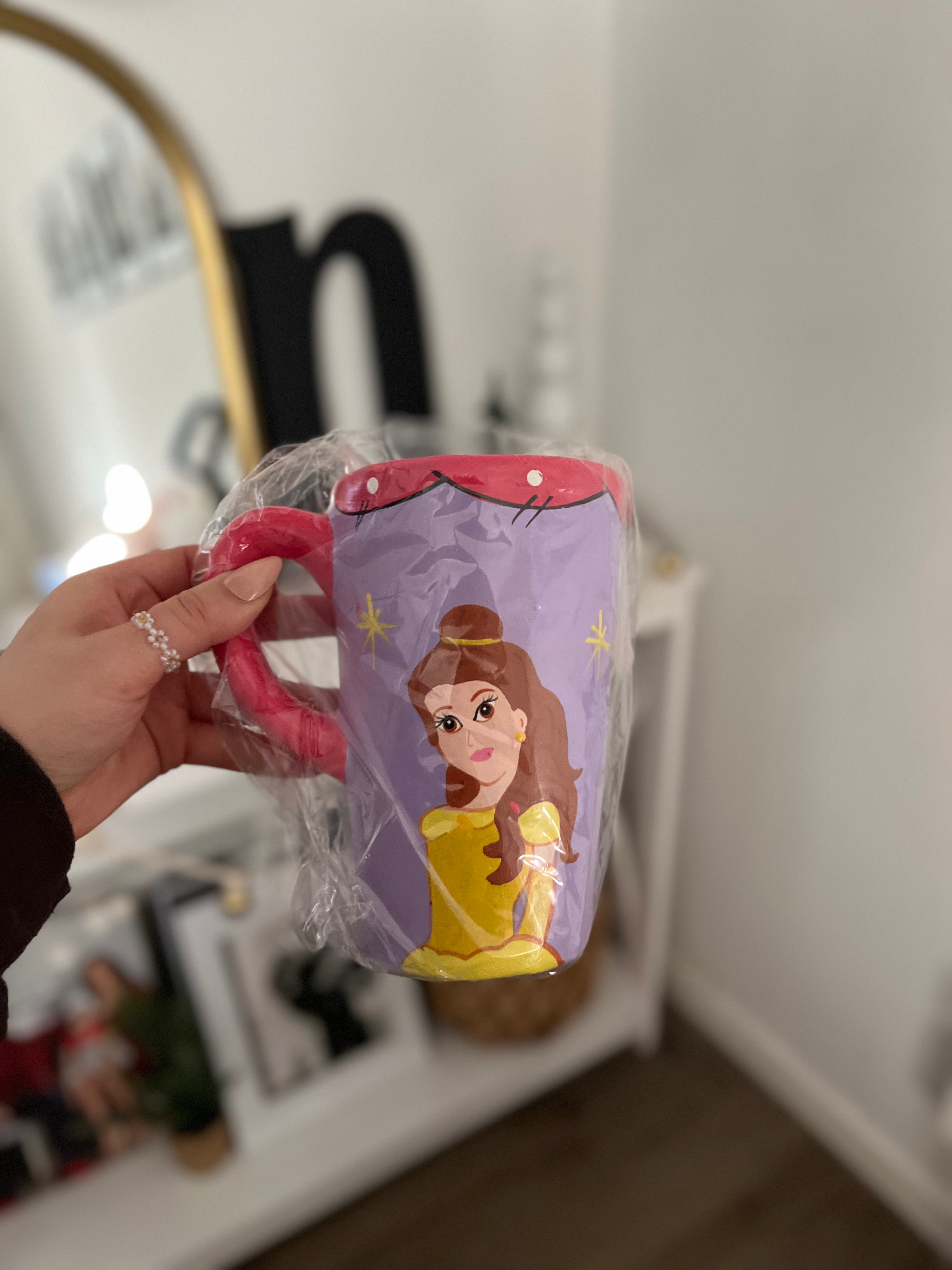 Taza con figuras de personajes