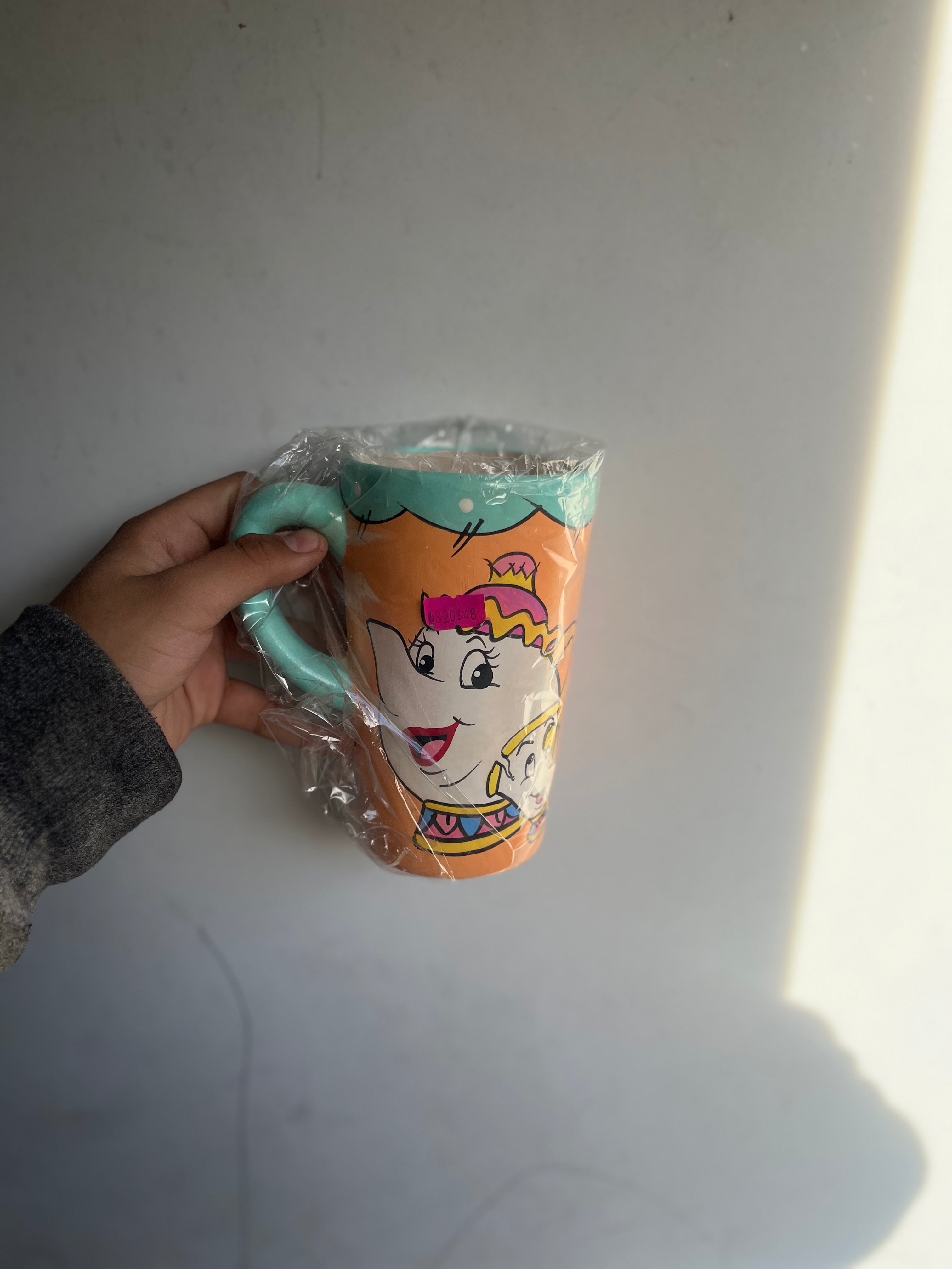 Taza con figuras de personajes
