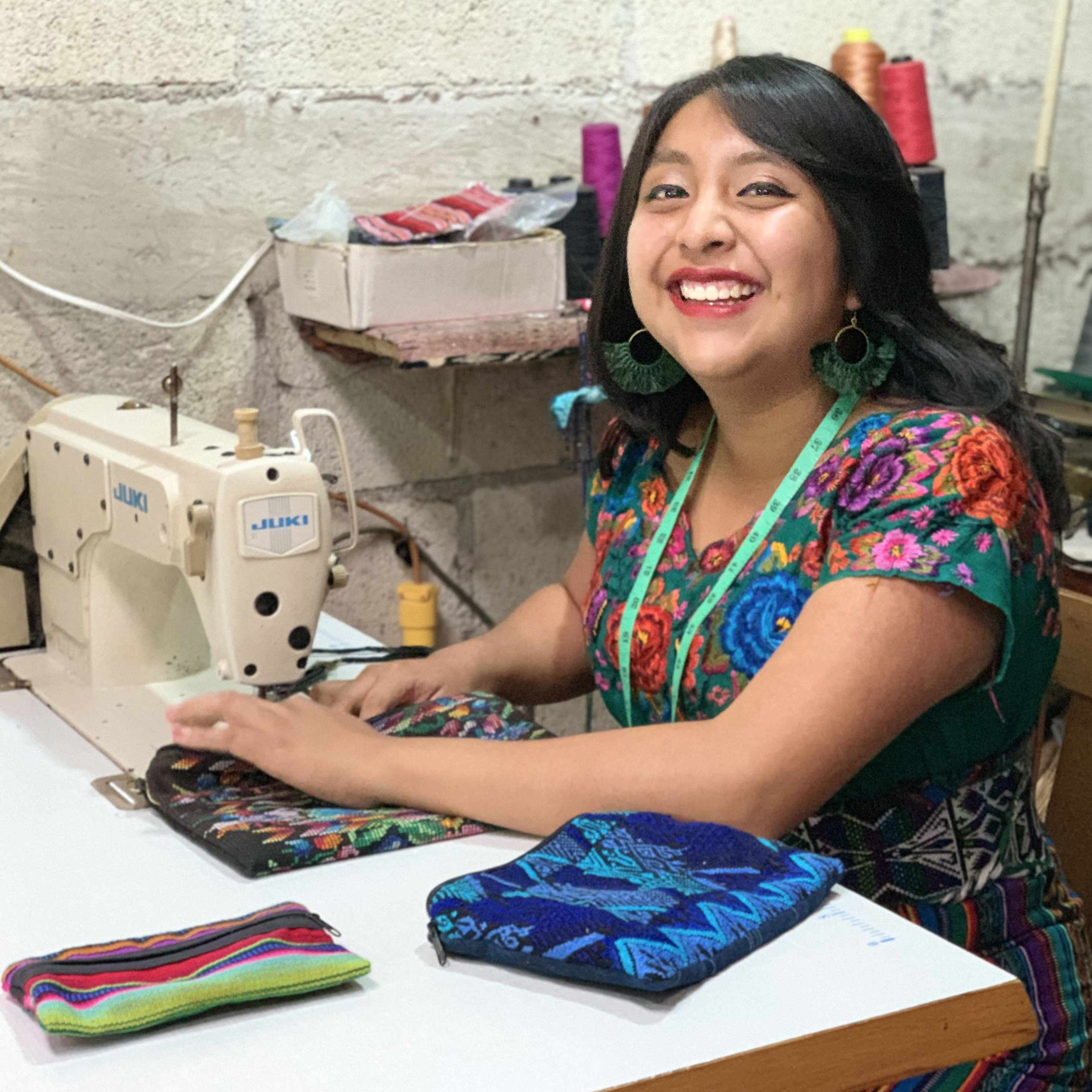 Bolsa de cosméticos huipil reciclada maya única (XL) - Guatemala