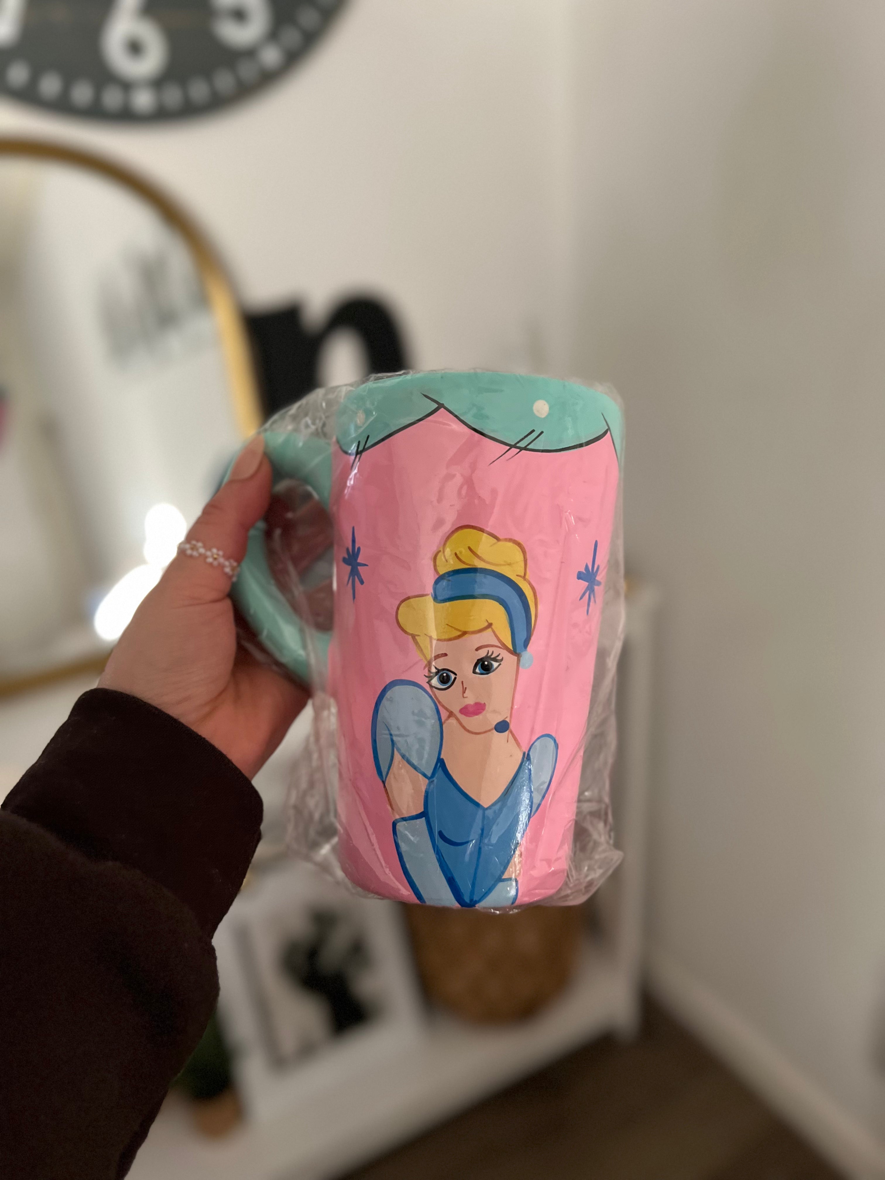 Taza con figuras de personajes