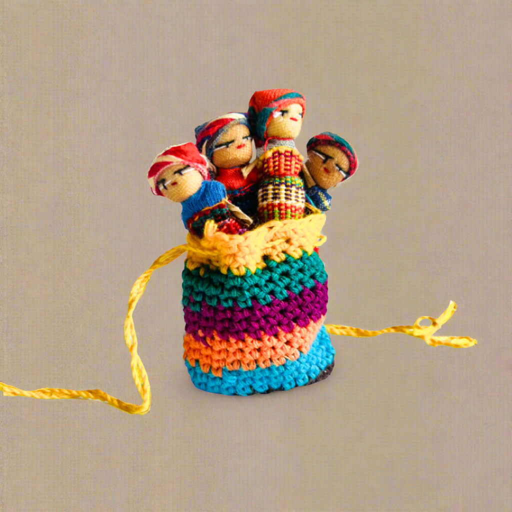 Bolsa de ganchillo para muñecas quitapenas con cuatro muñecas - Guatemala
