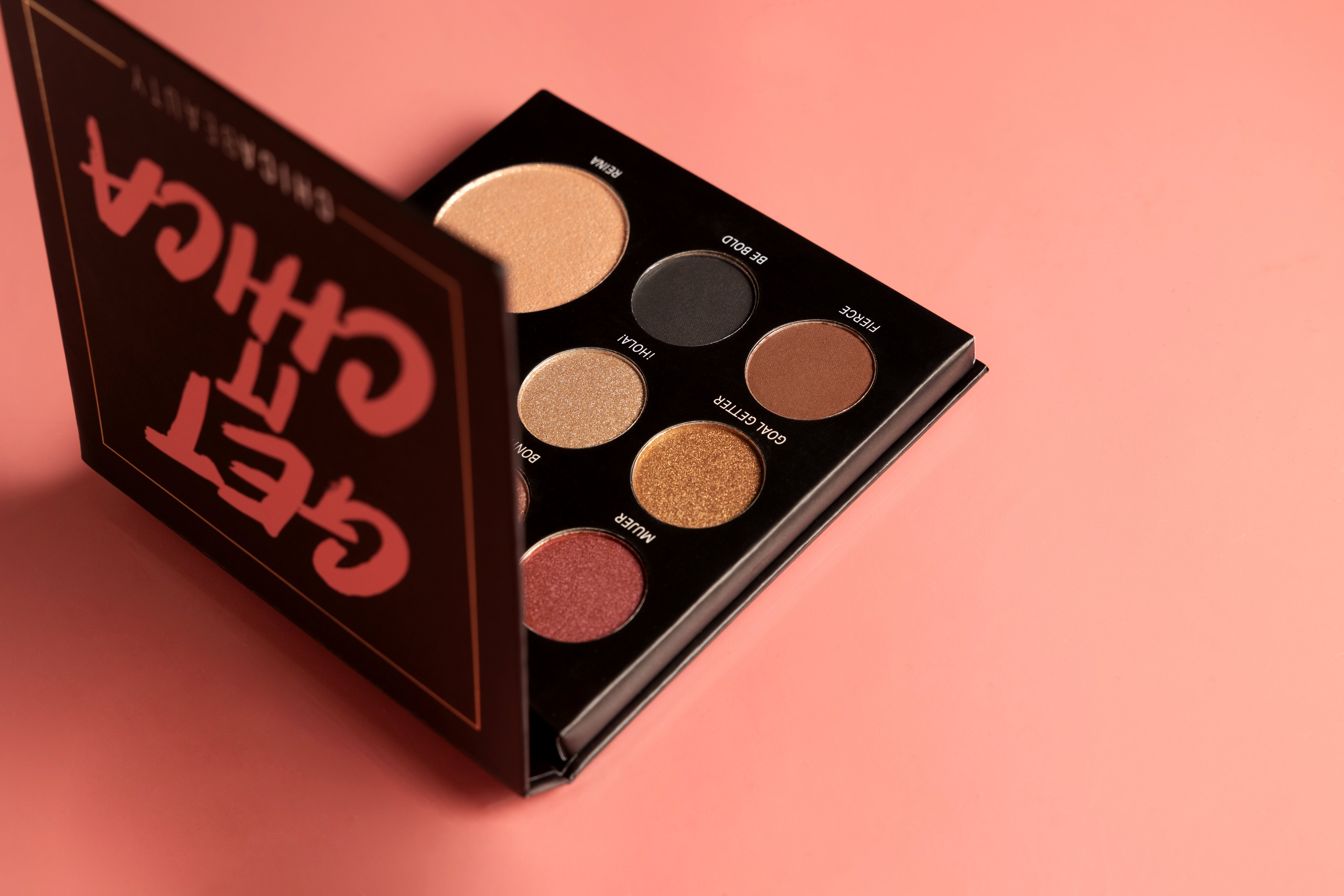 ATRÁPALO CHICA (Paleta facial todo en uno - Colorete, iluminador y 6 sombras de ojos)