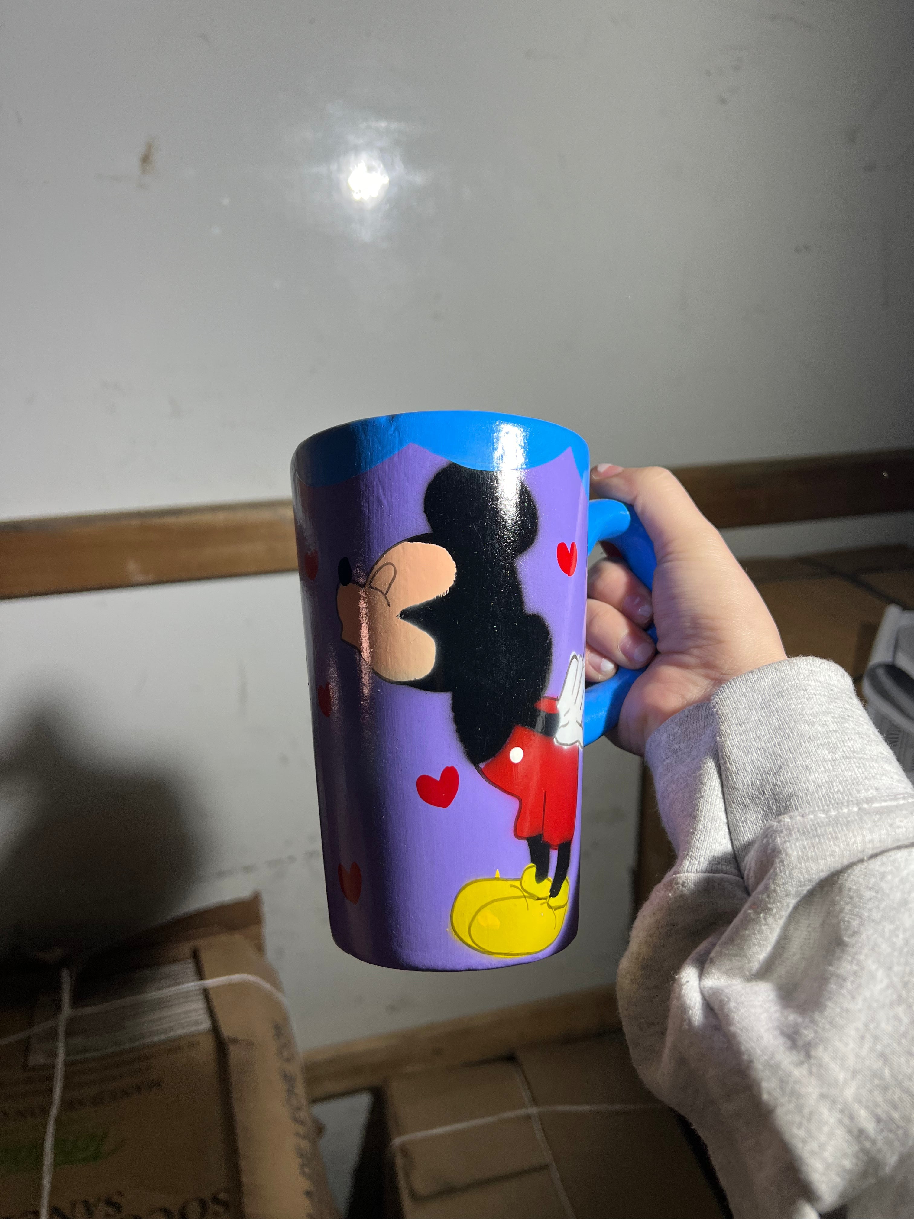Taza con figuras de personajes