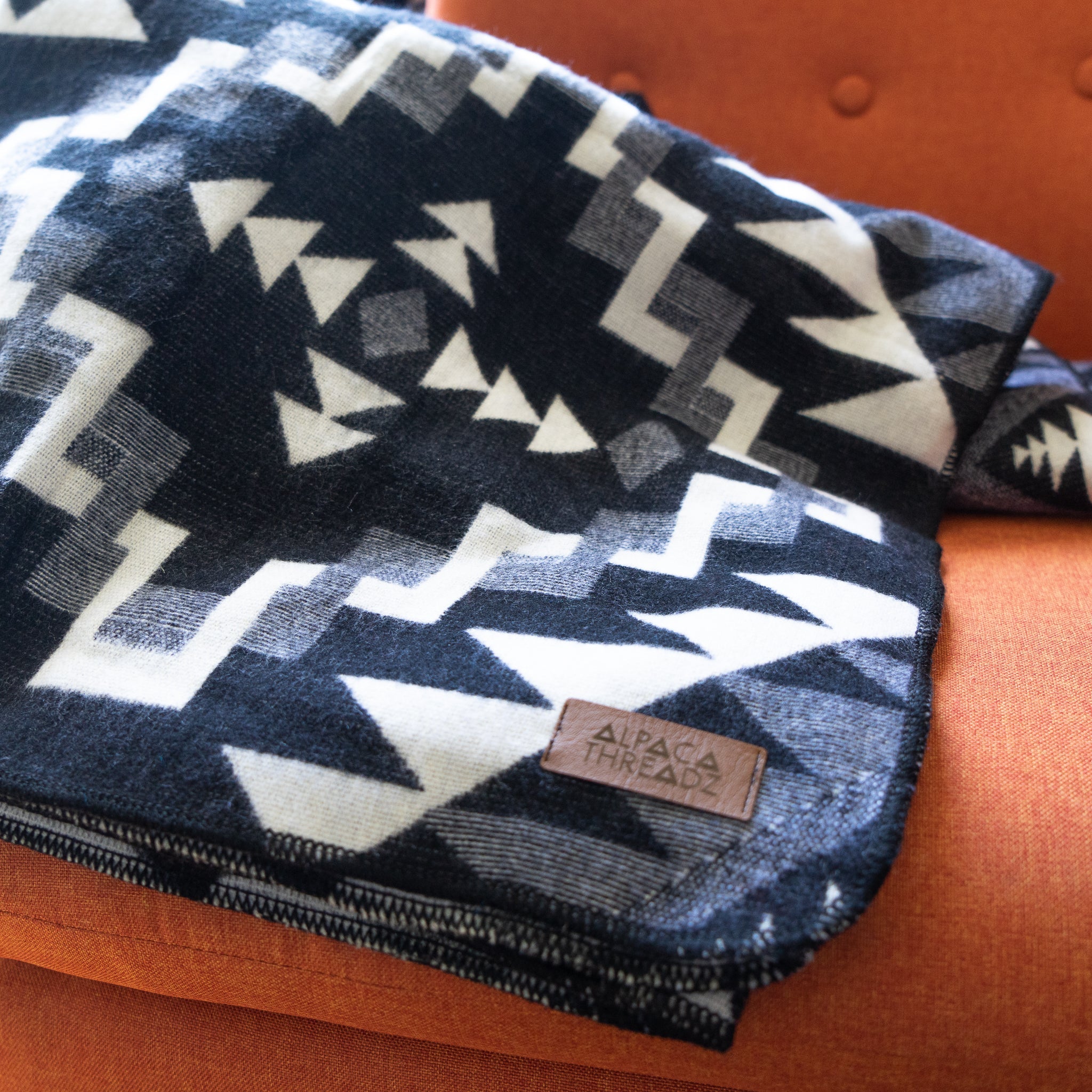 Manta de Lana de Alpaca Andina - Chakana Negra