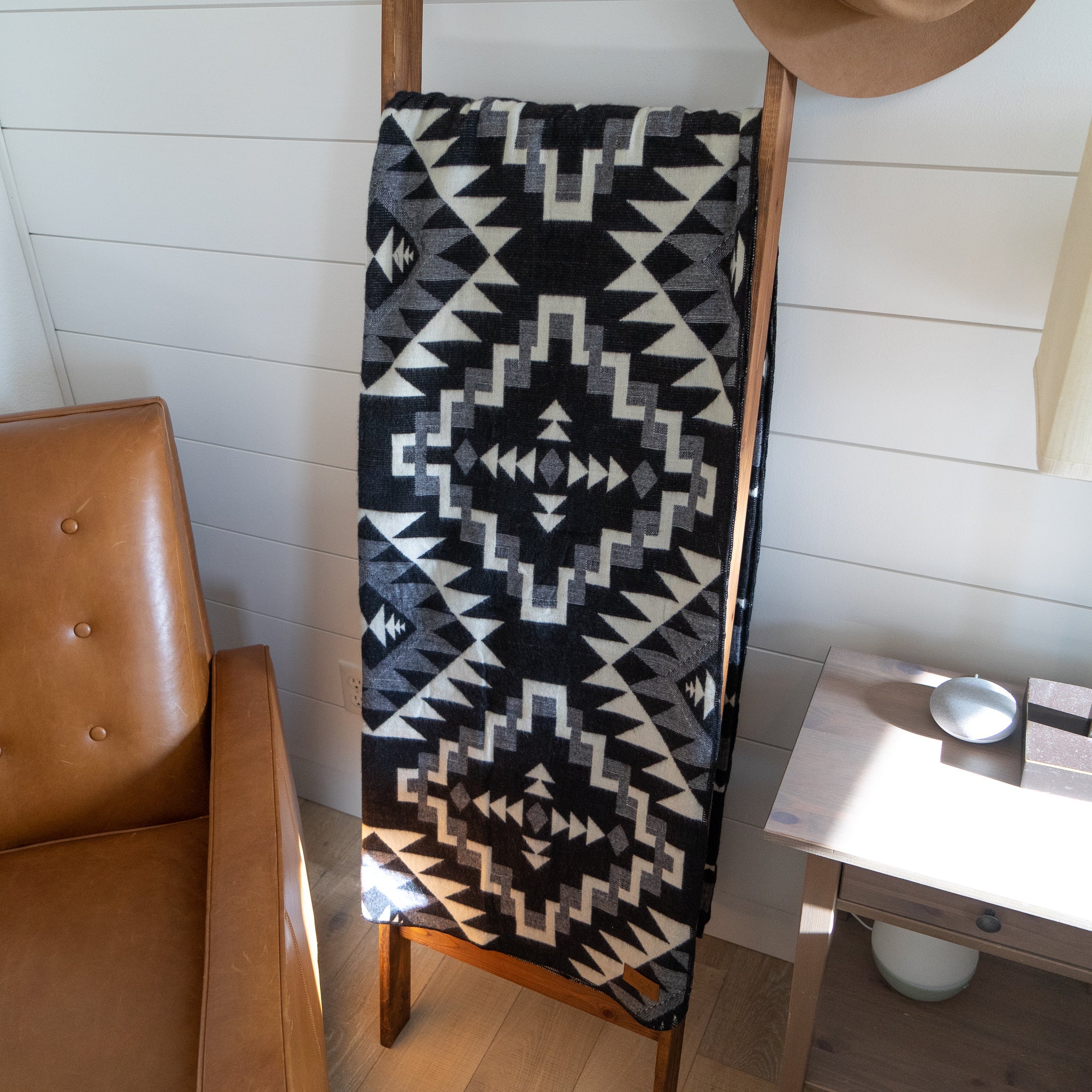 Manta de Lana de Alpaca Andina - Chakana Negra