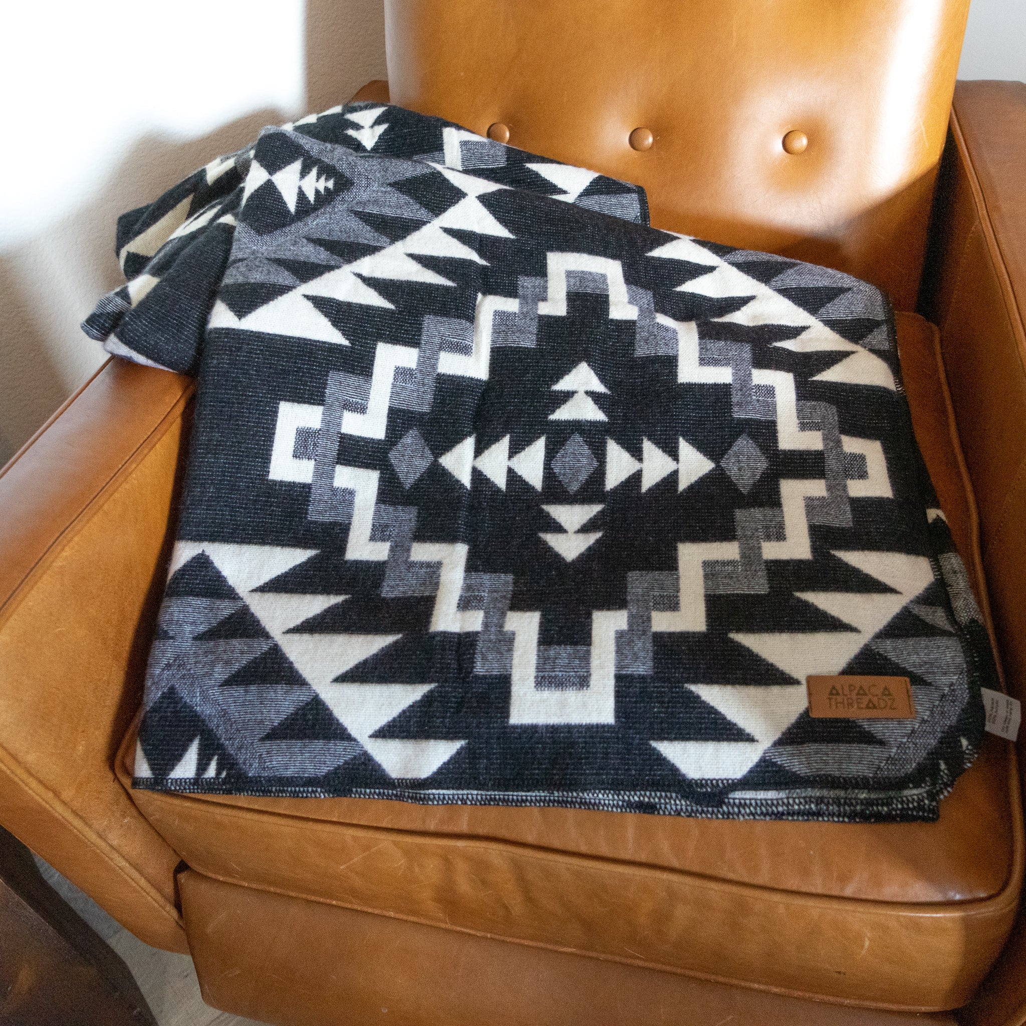 Manta de Lana de Alpaca Andina - Chakana Negra