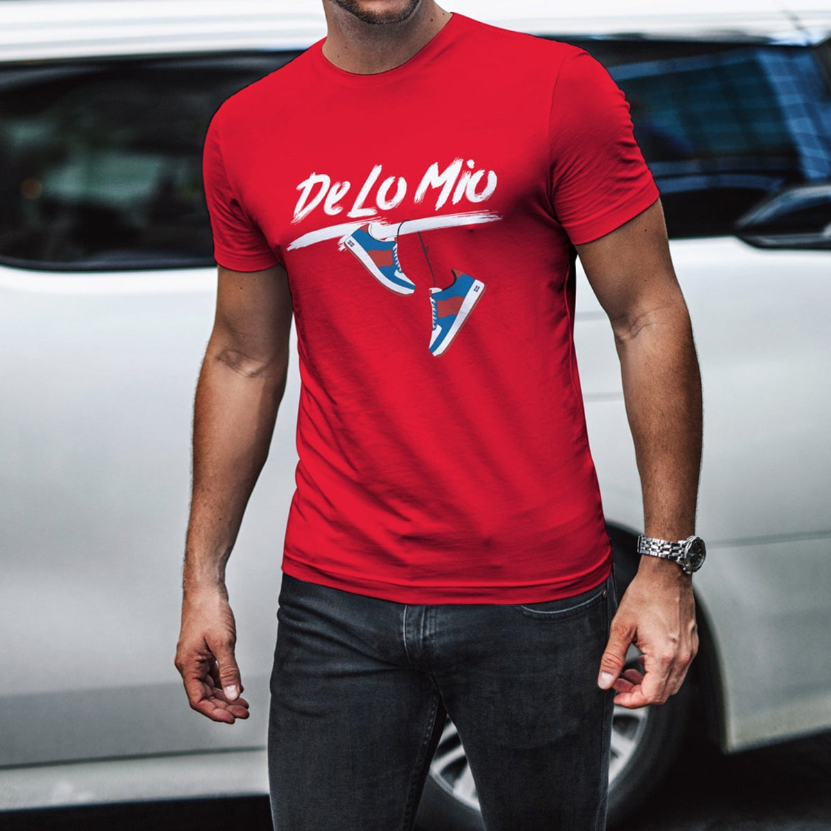 Camiseta estampada con la frase dominicana "De lo mío"