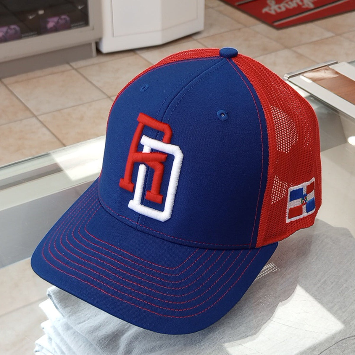Gorra de malla Royal Roja RD República Dominicana con cierre a presión